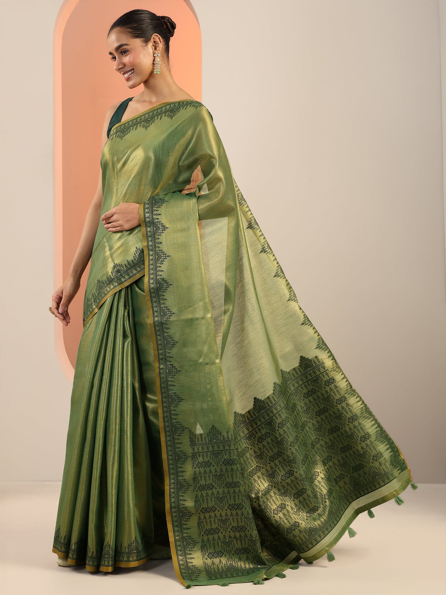 Green Solid Silk Saree With Unstitched Blouse Piece