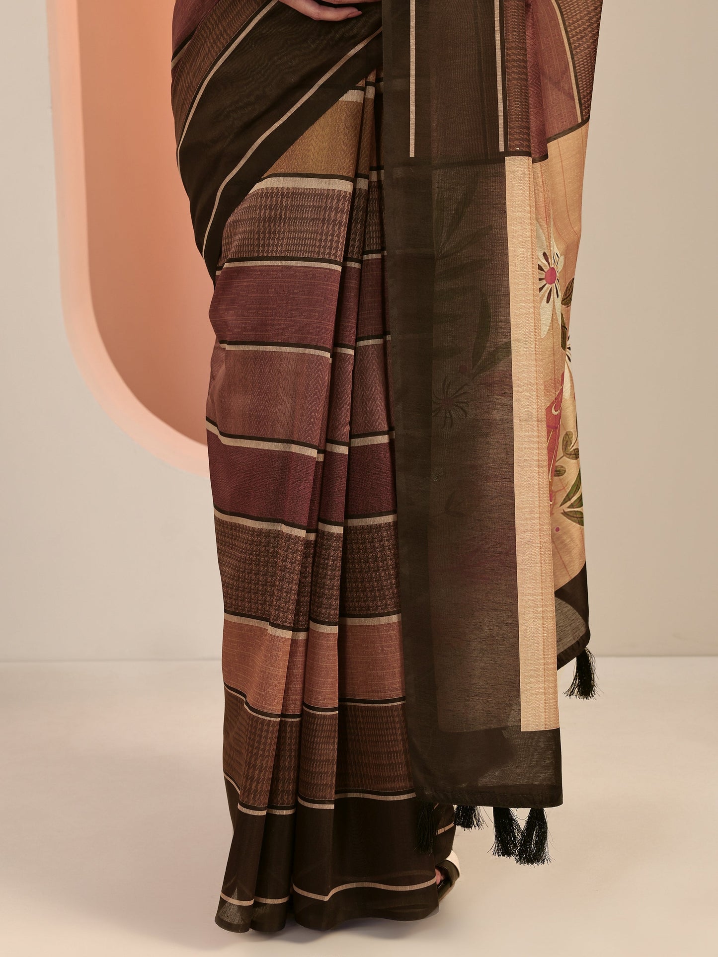 Mustard Printed Silk Blend Saree With Unstitched Blouse Piece
