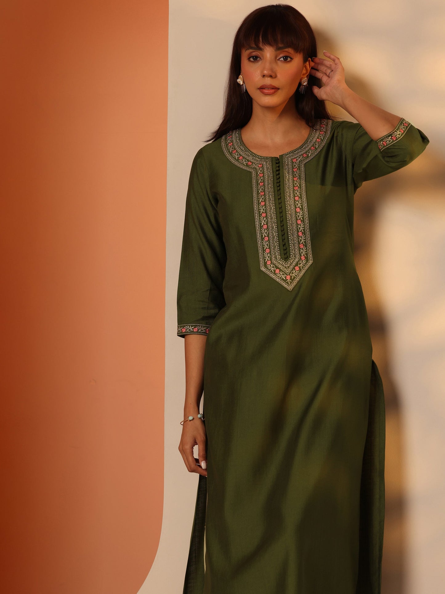 Green Embroidered Silk Blend Straight Kurta