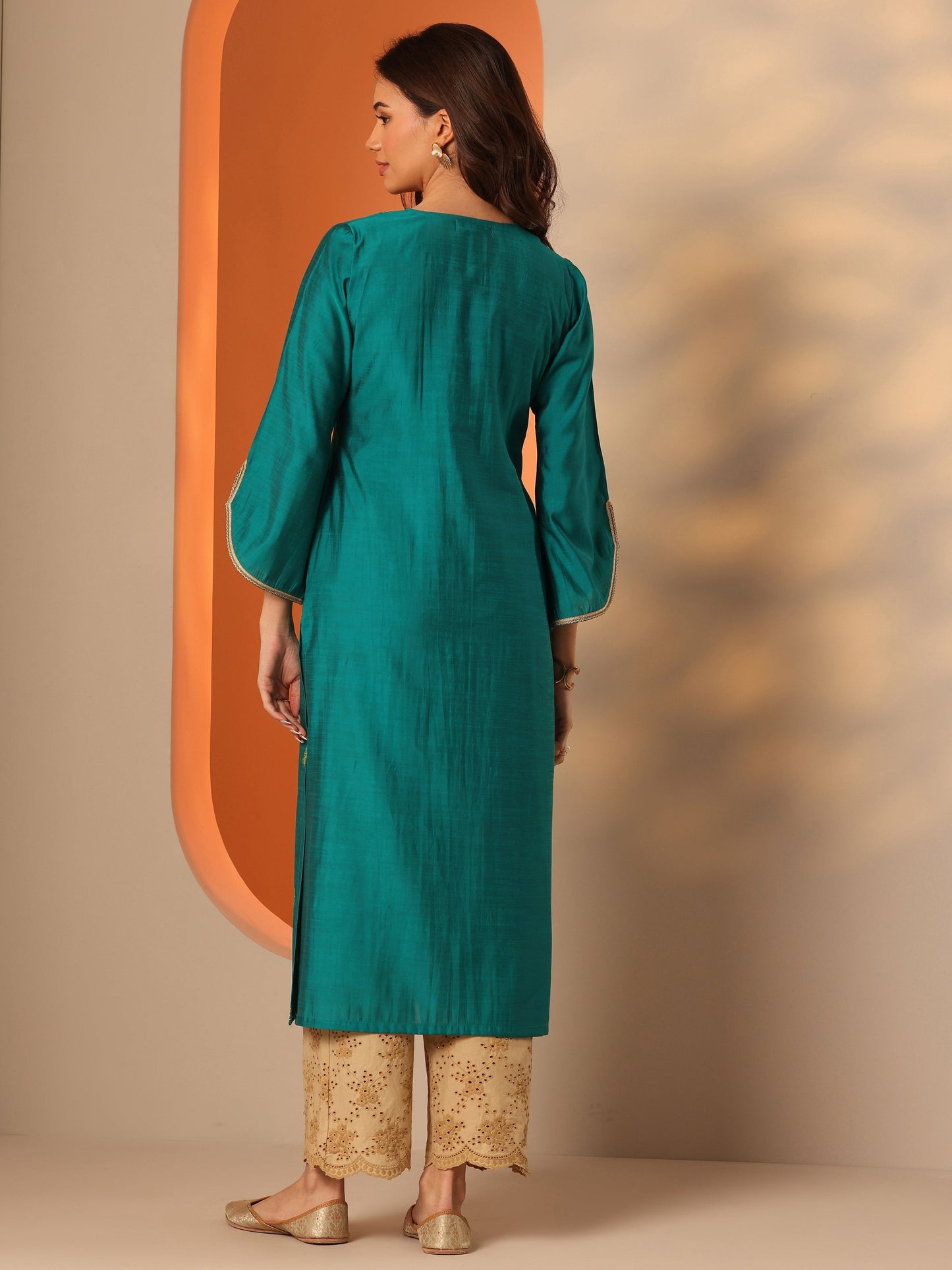 Green Embroidered Silk Blend Straight Kurta