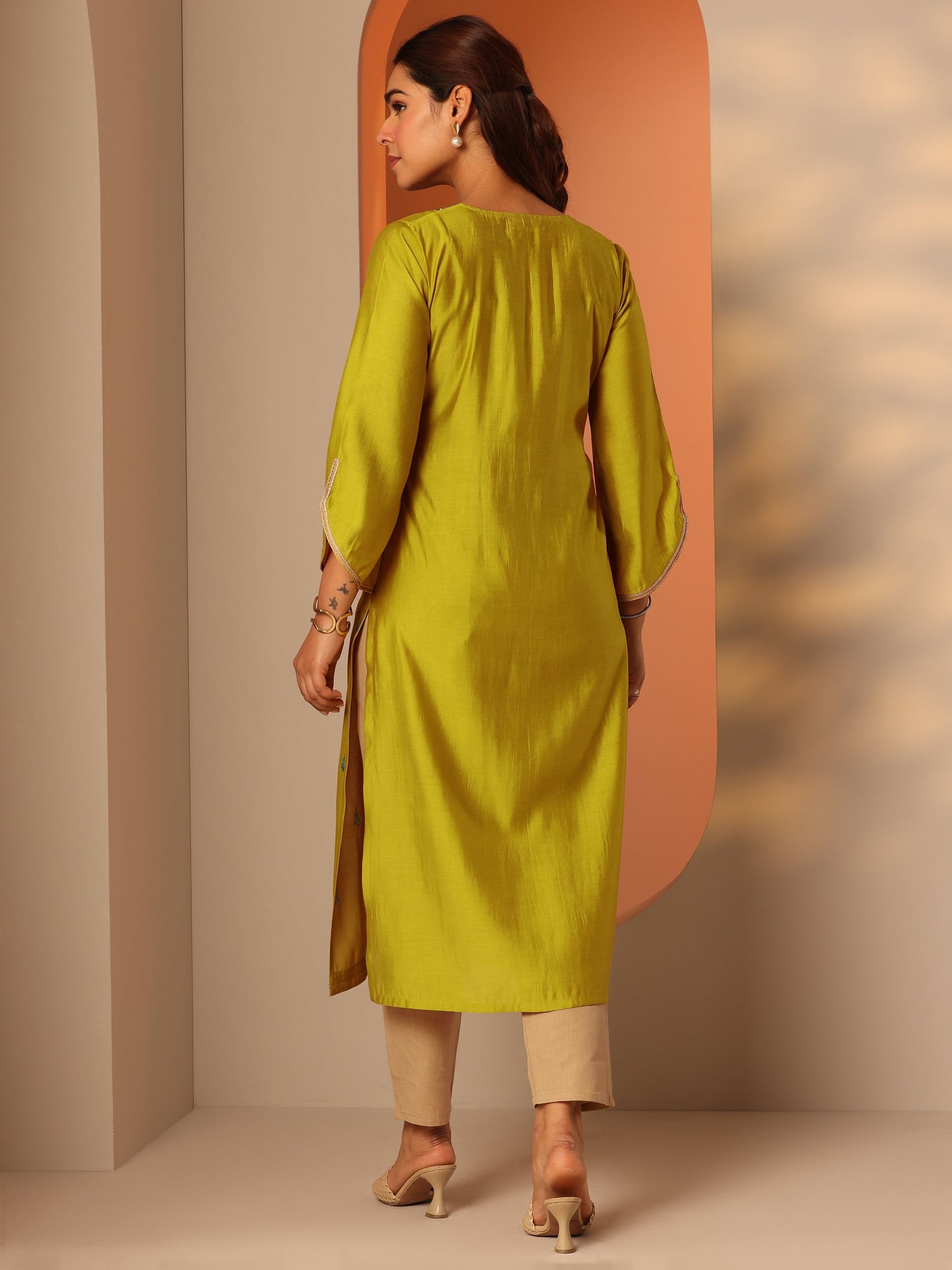 Green Embroidered Silk Blend Straight Kurta