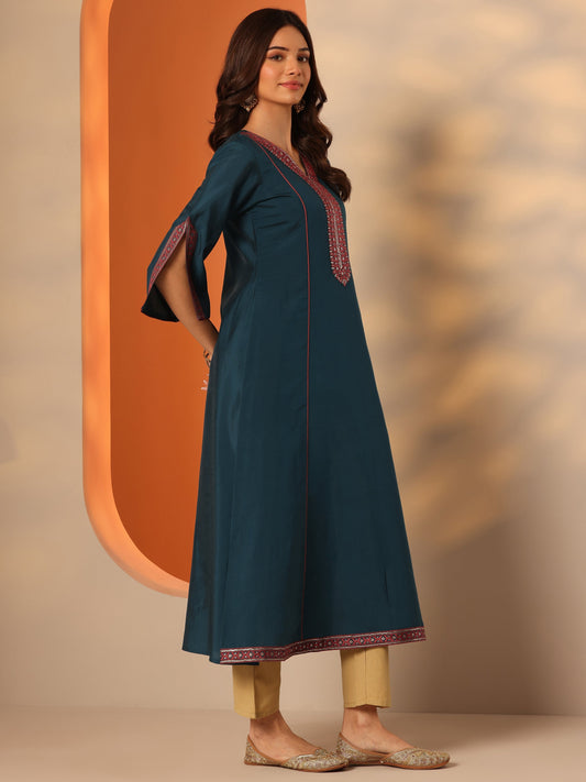 Blue Embroidered Silk Blend Straight Kurta