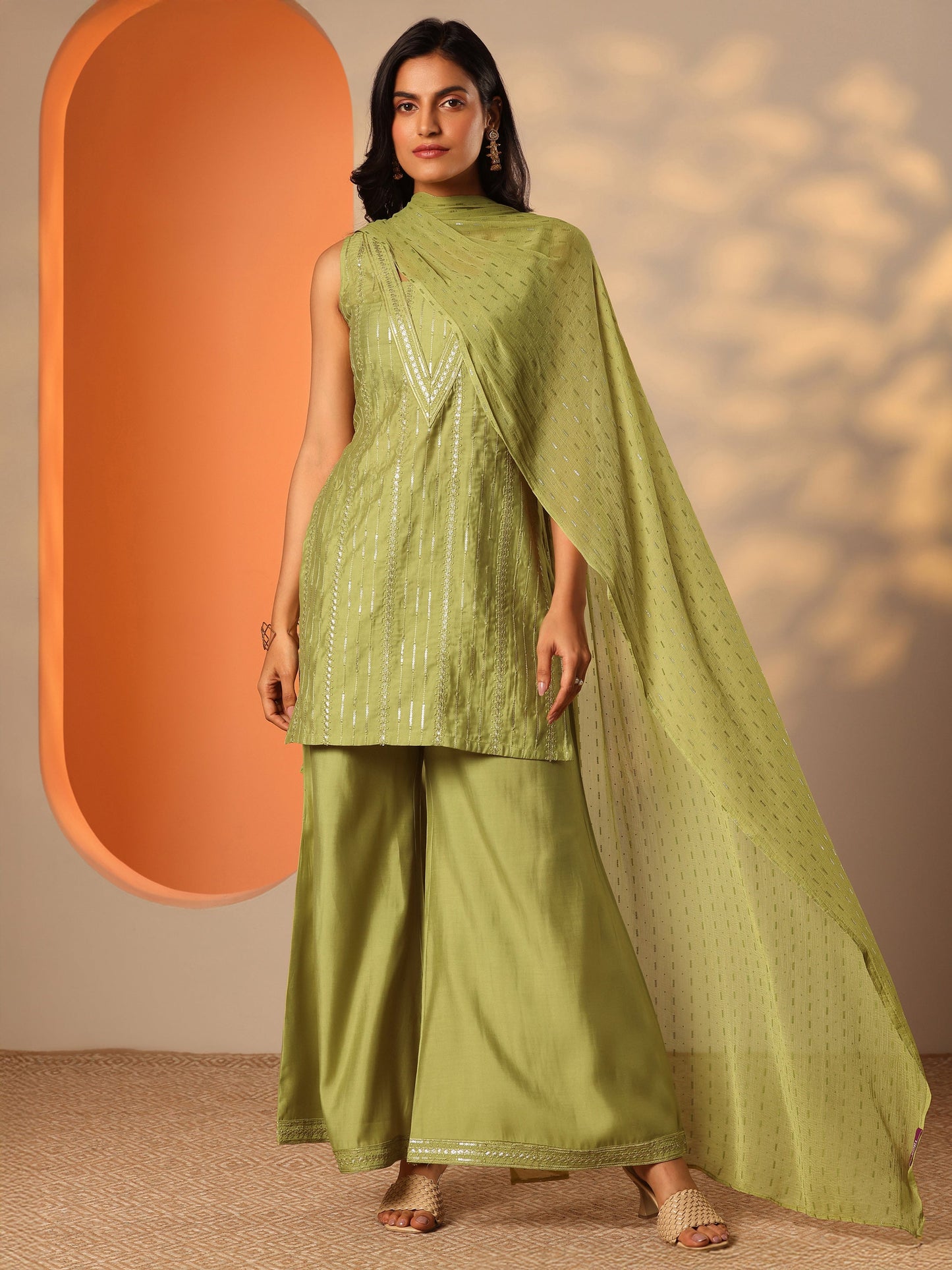 Green Embroidered Silk Blend Straight Suit Set With Dupatta
