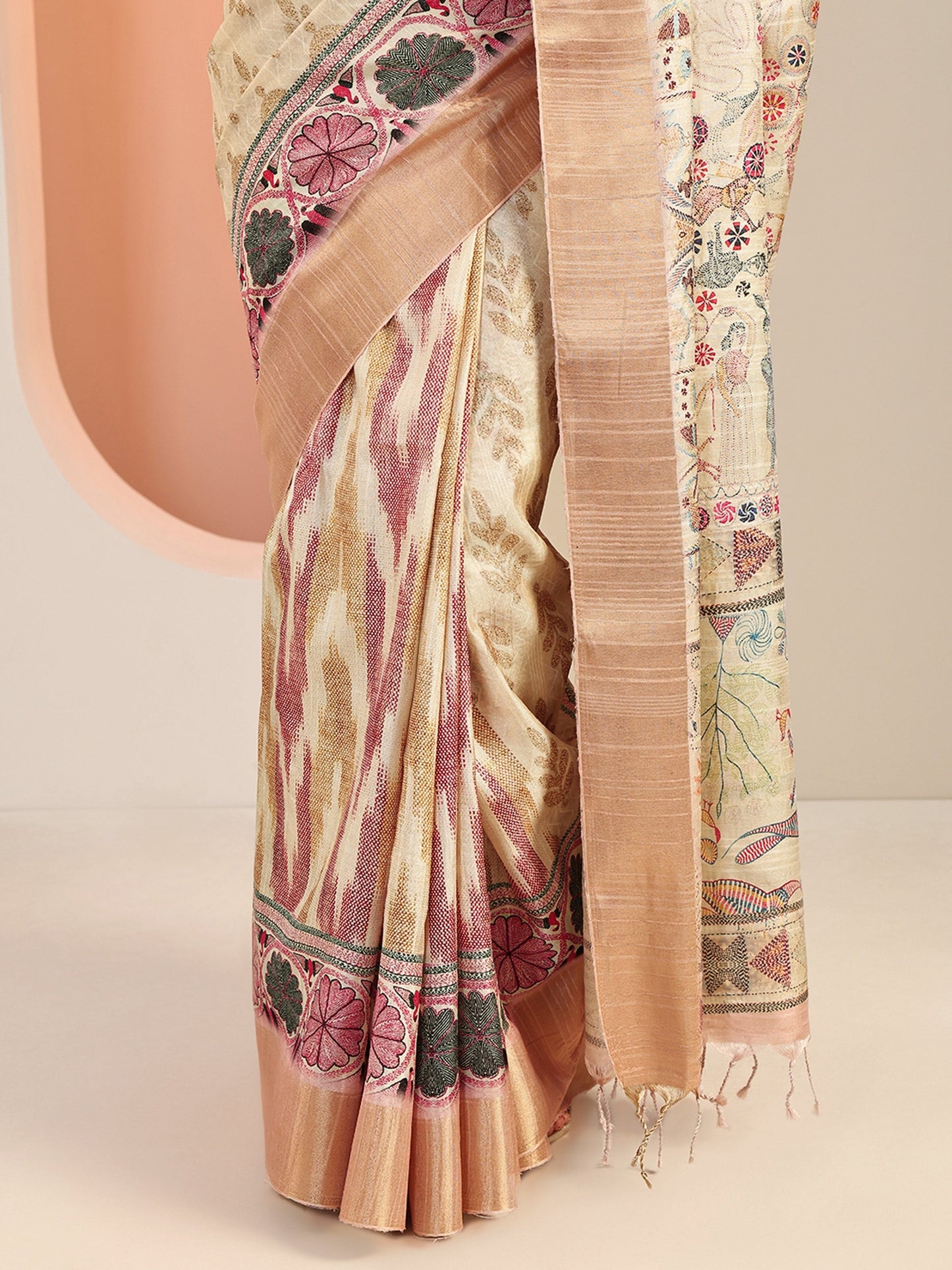 Off White Kalamkari Printed Silk Blend Saree With Unstitched Blouse Piece