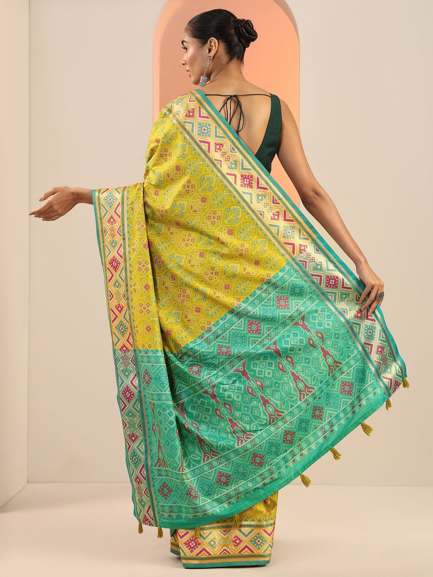 Green Woven Design Silk Saree With Unstitched Blouse Piece