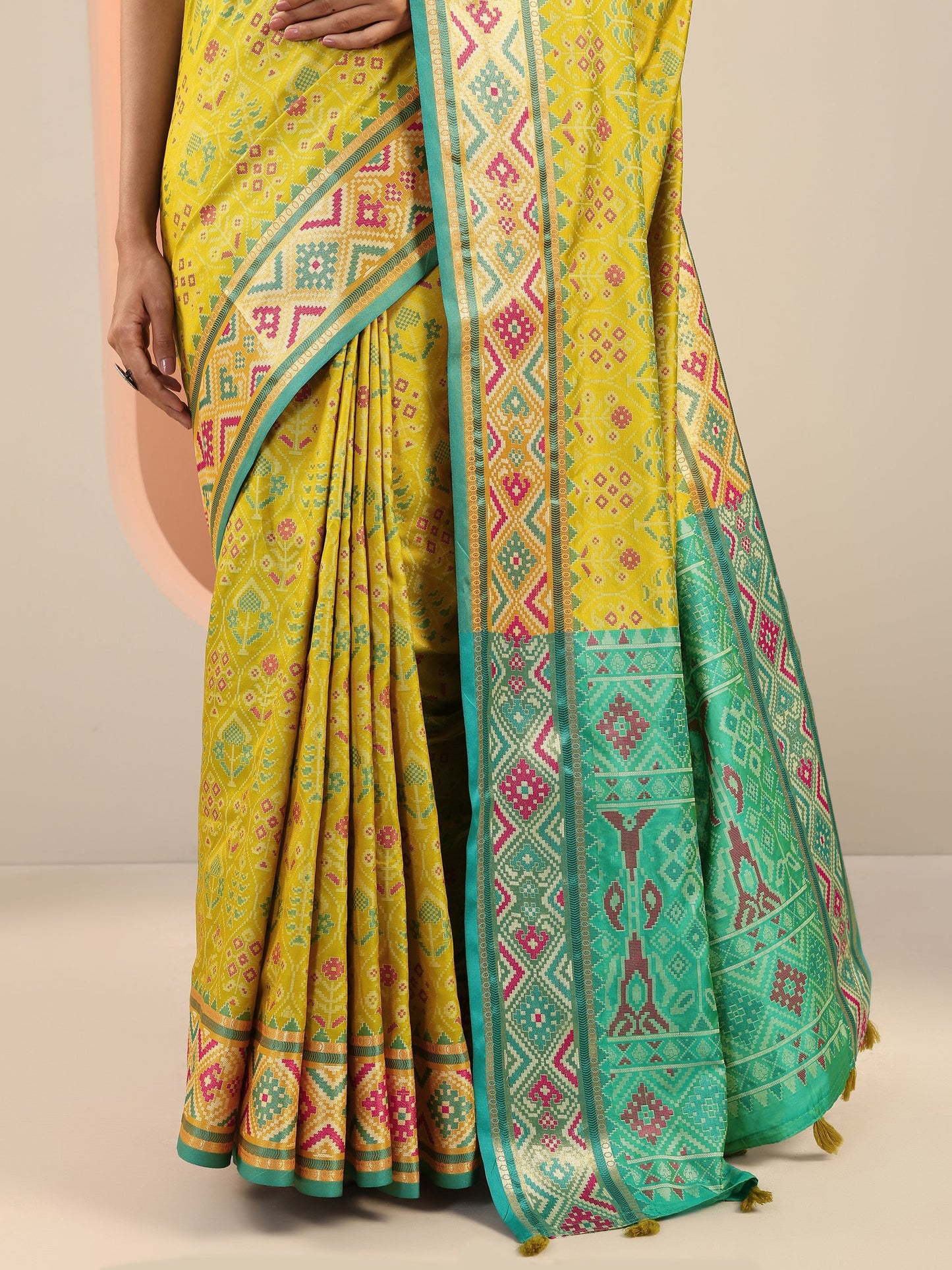 Green Woven Design Silk Saree With Unstitched Blouse Piece