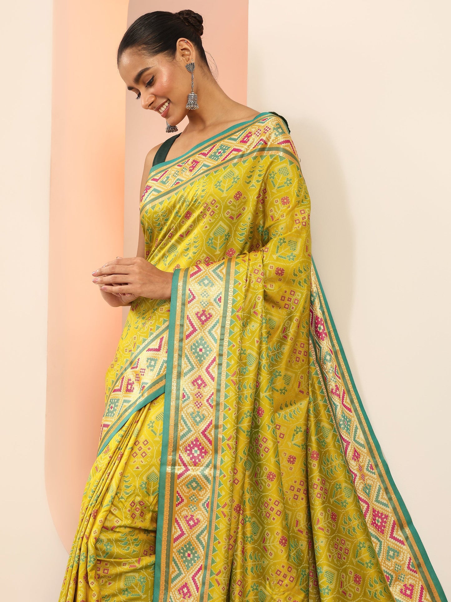 Green Woven Design Silk Saree With Unstitched Blouse Piece