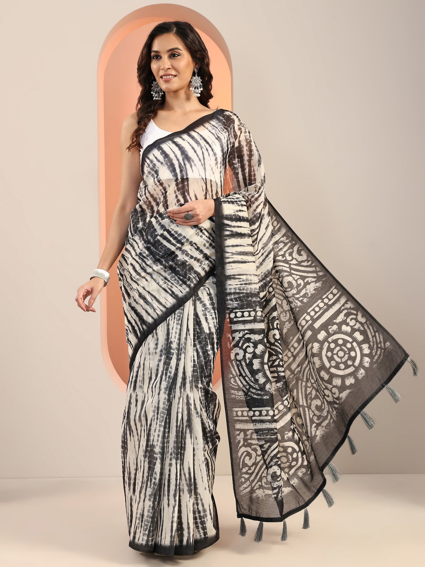 Black Printed Silk Blend Saree With Unstitched Blouse Piece