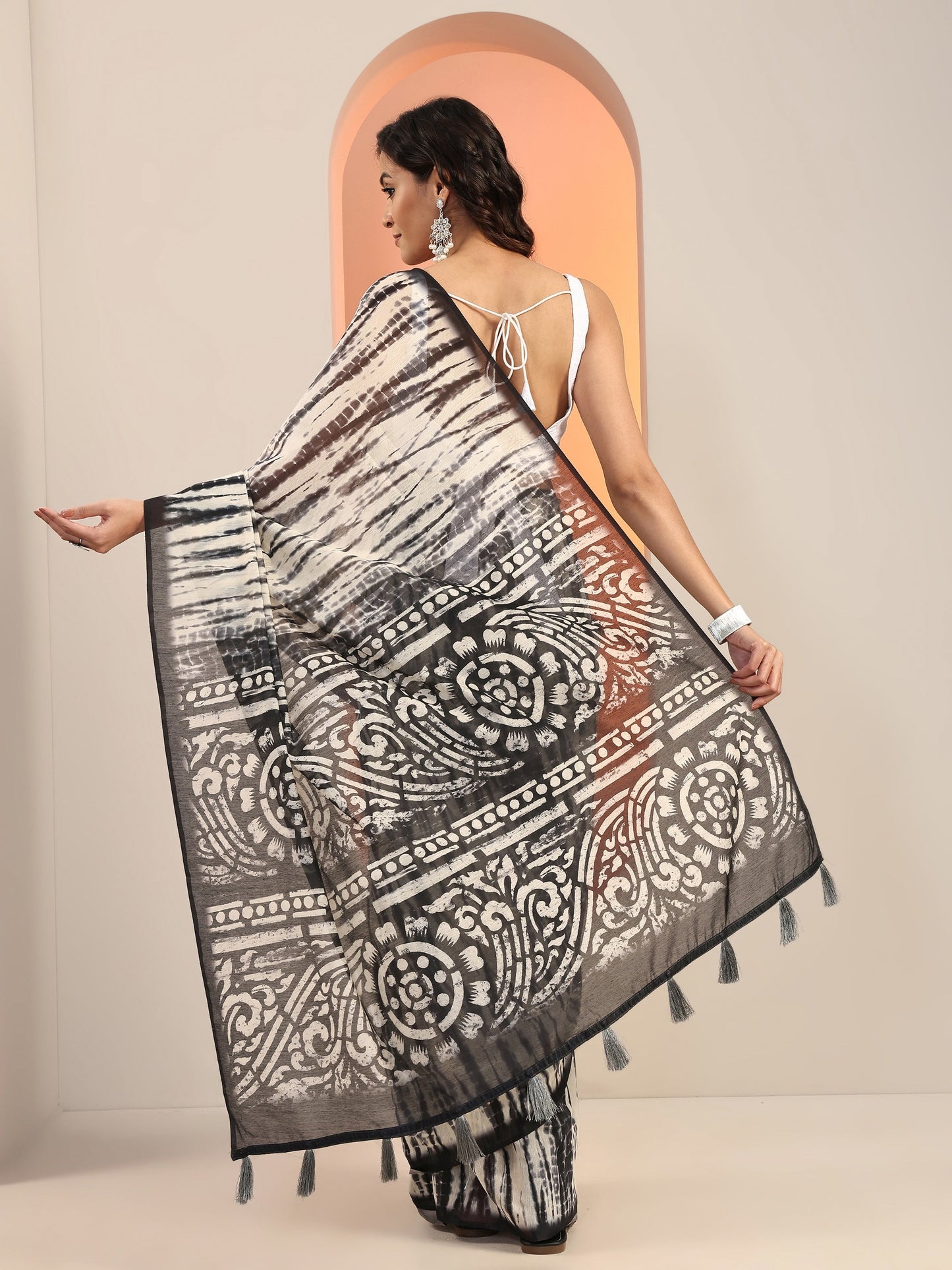 Black Printed Silk Blend Saree With Unstitched Blouse Piece