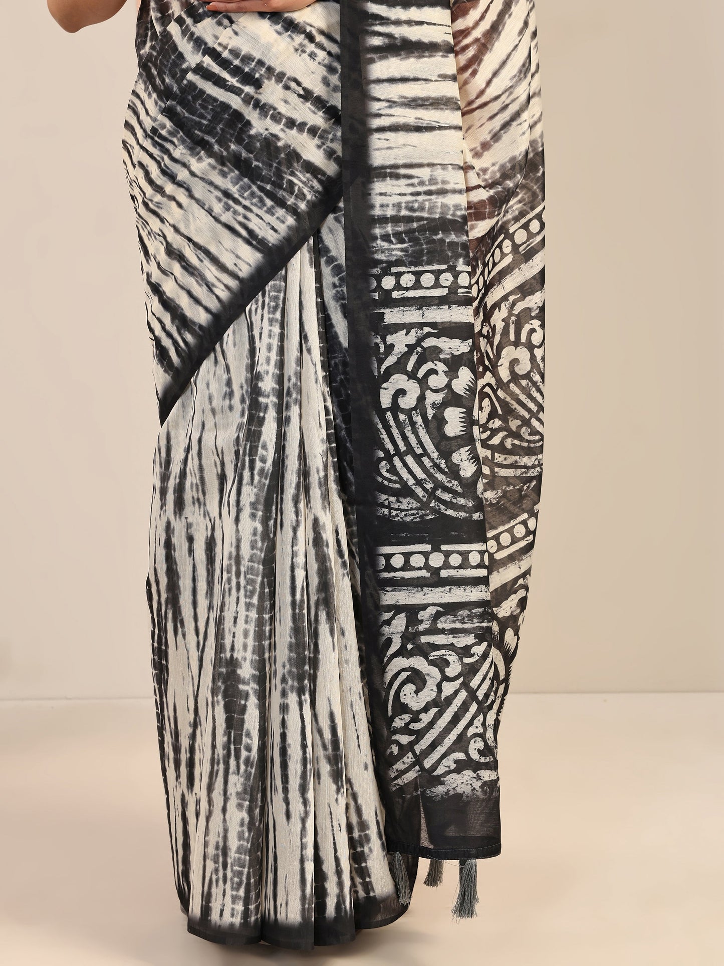 Black Printed Silk Blend Saree With Unstitched Blouse Piece