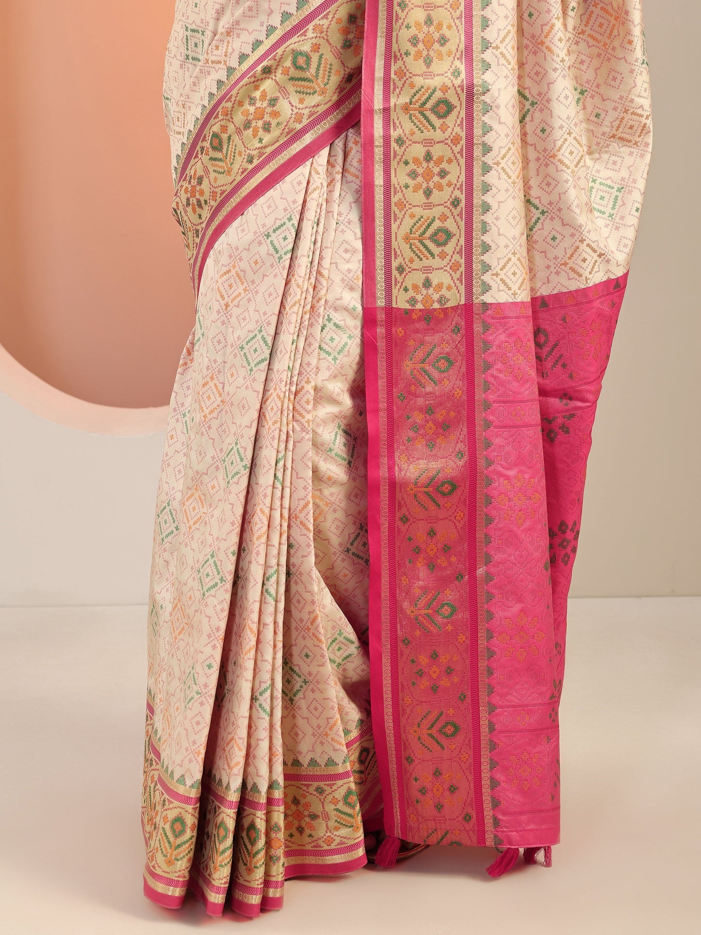 Off White Printed Silk Blend Saree With Unstitched Blouse Piece