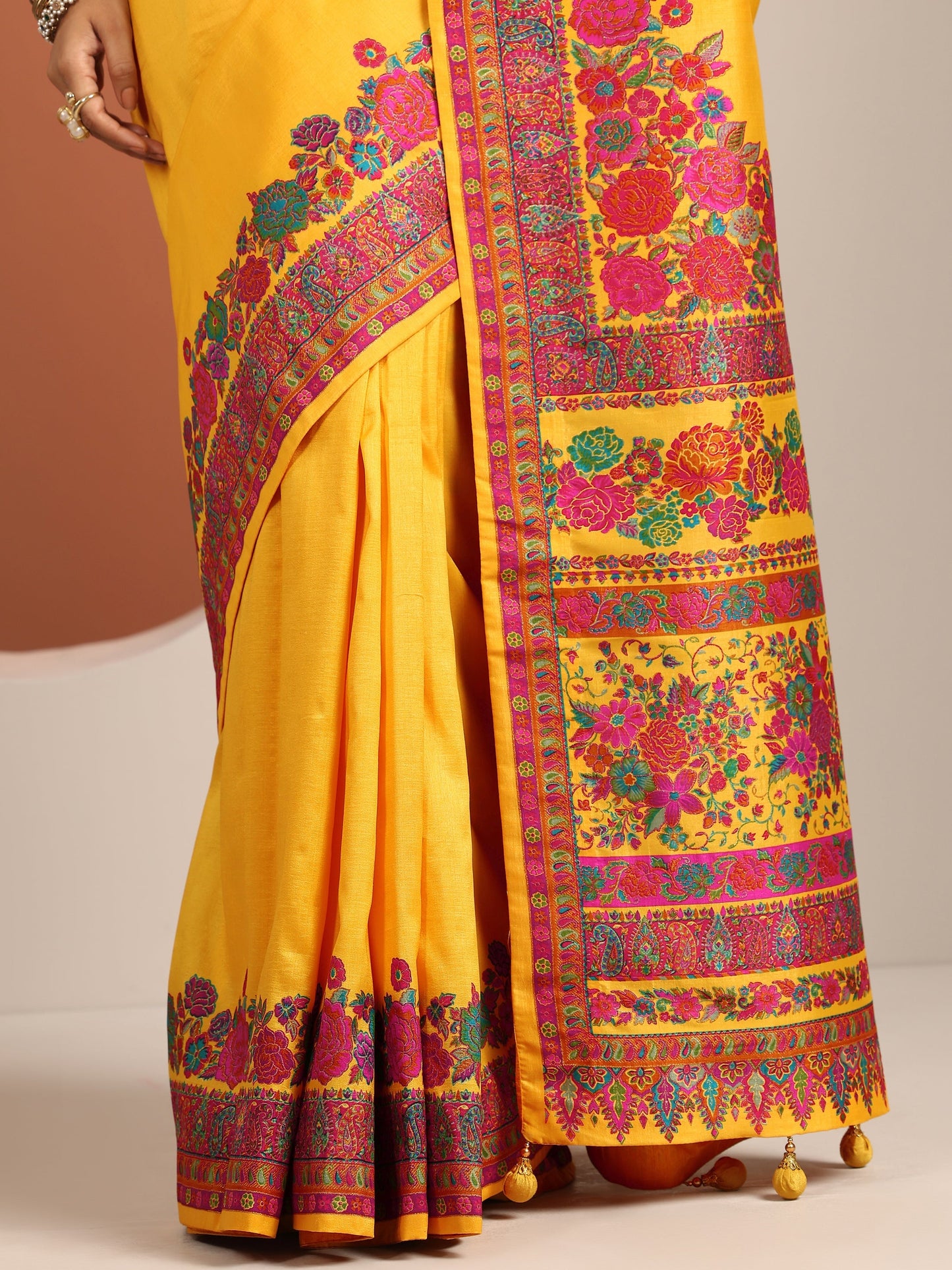 Yellow Printed Silk Blend Saree With Unstitched Blouse Piece