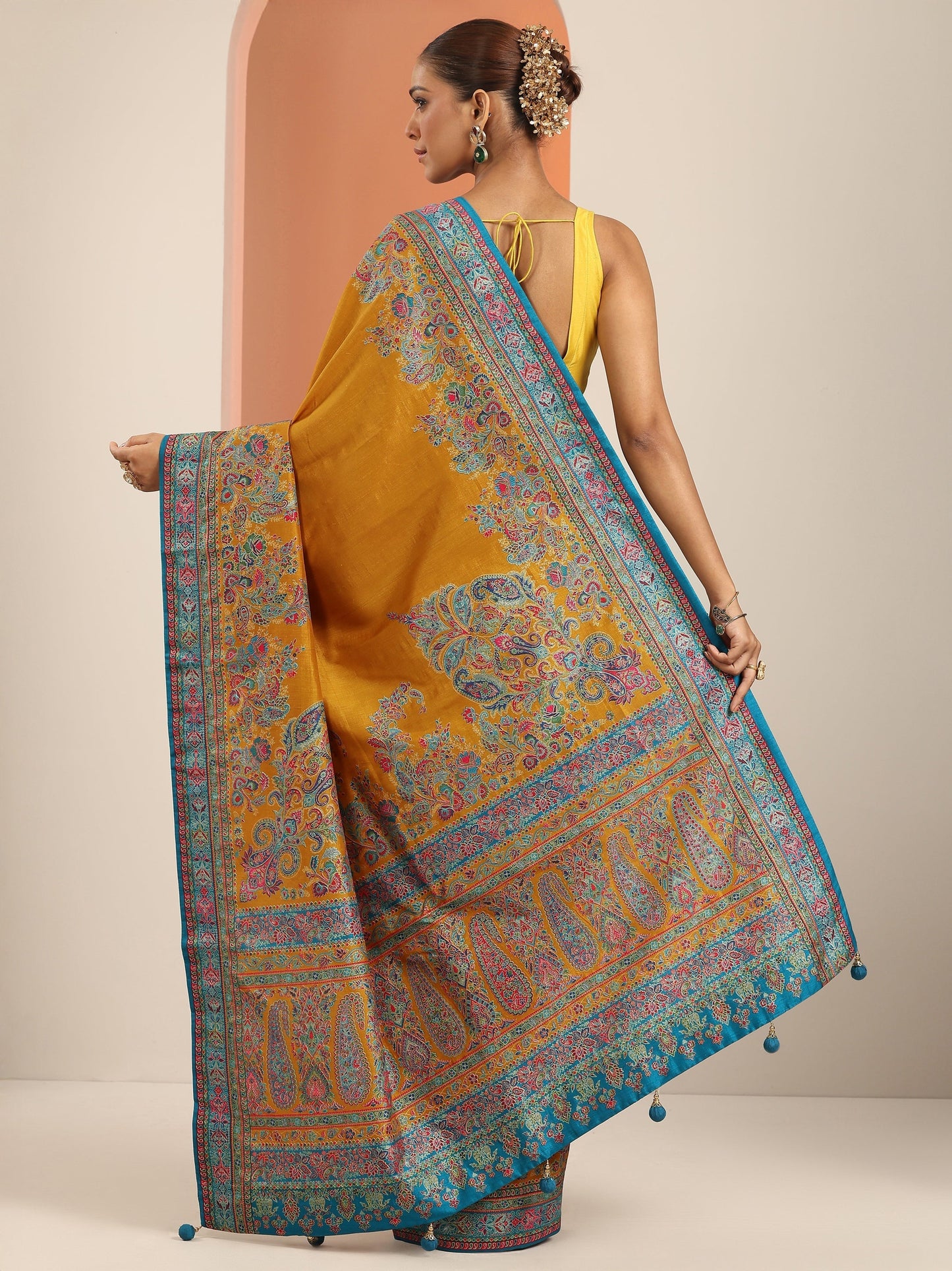 Mustard Printed Silk Blend Saree With Unstitched Blouse Piece