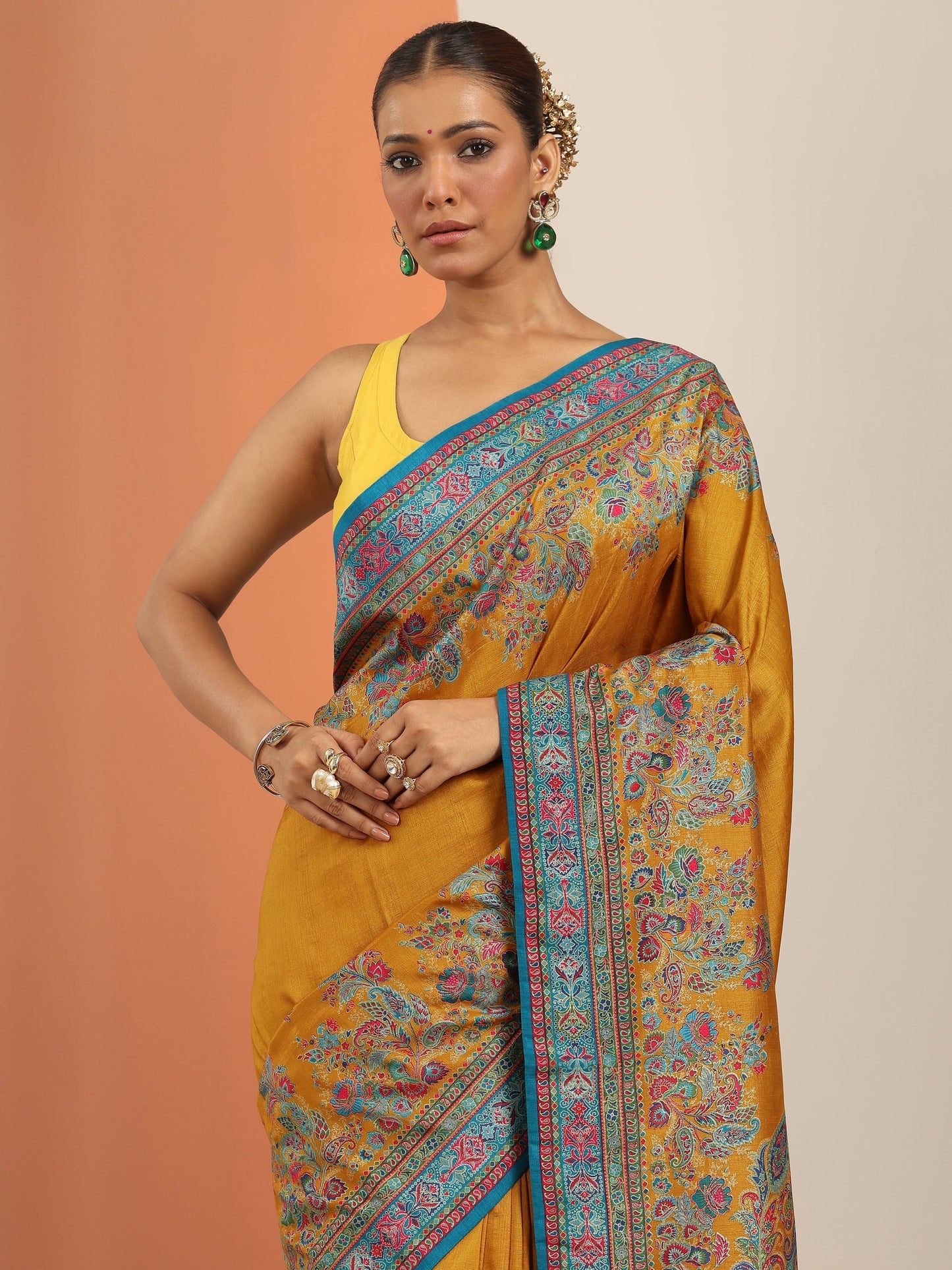 Mustard Printed Silk Blend Saree With Unstitched Blouse Piece