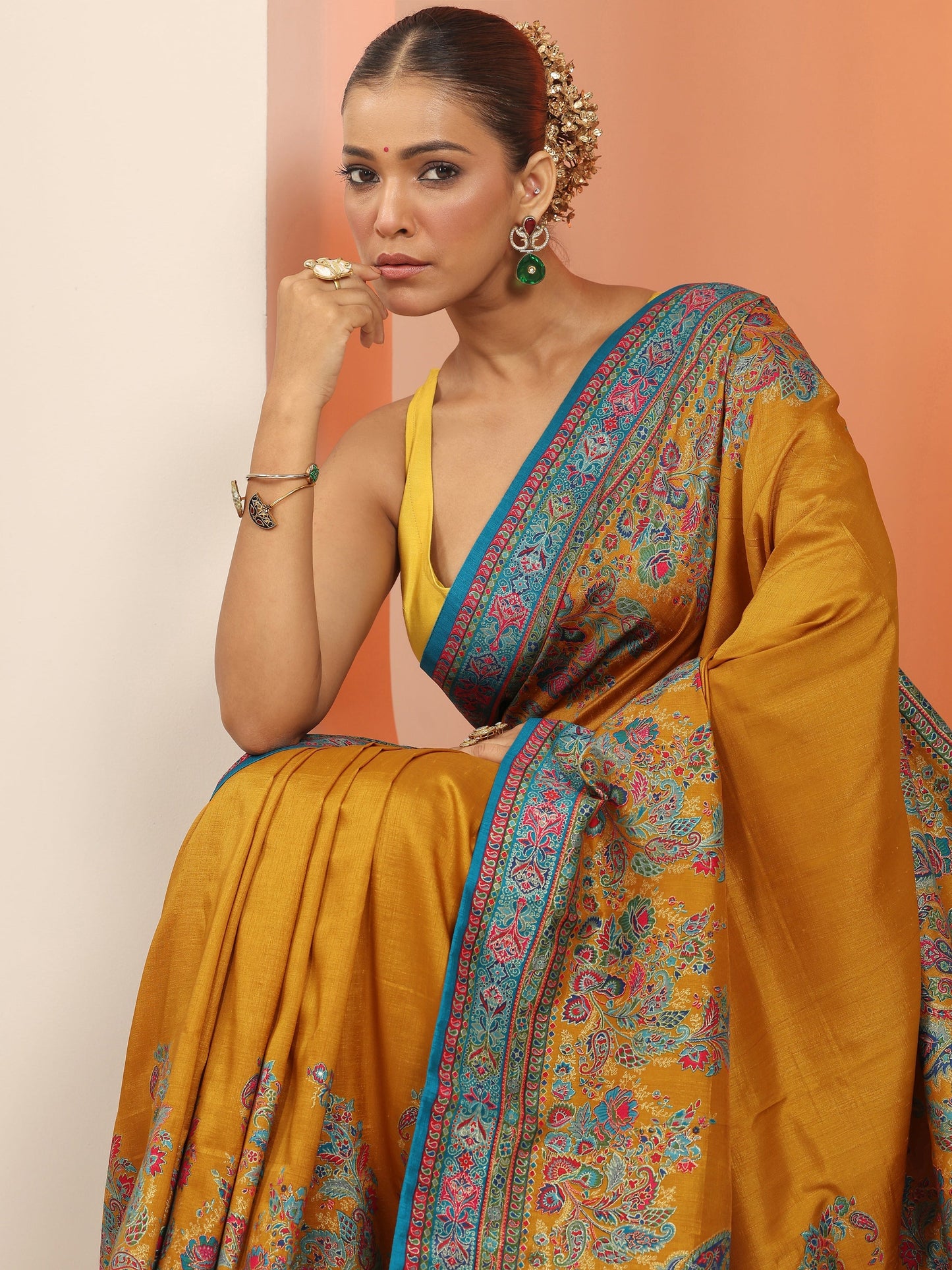 Mustard Printed Silk Blend Saree With Unstitched Blouse Piece