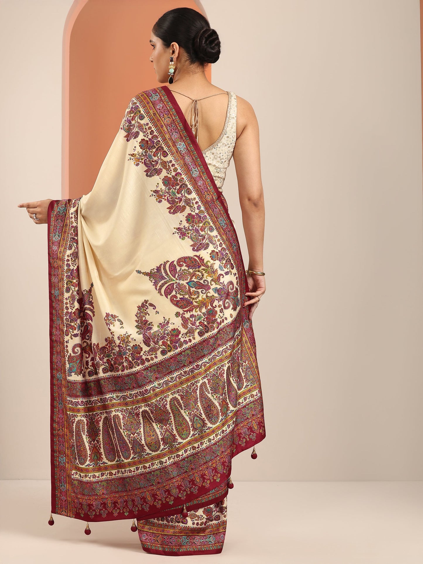 Cream Printed Silk Blend Saree With Unstitched Blouse Piece