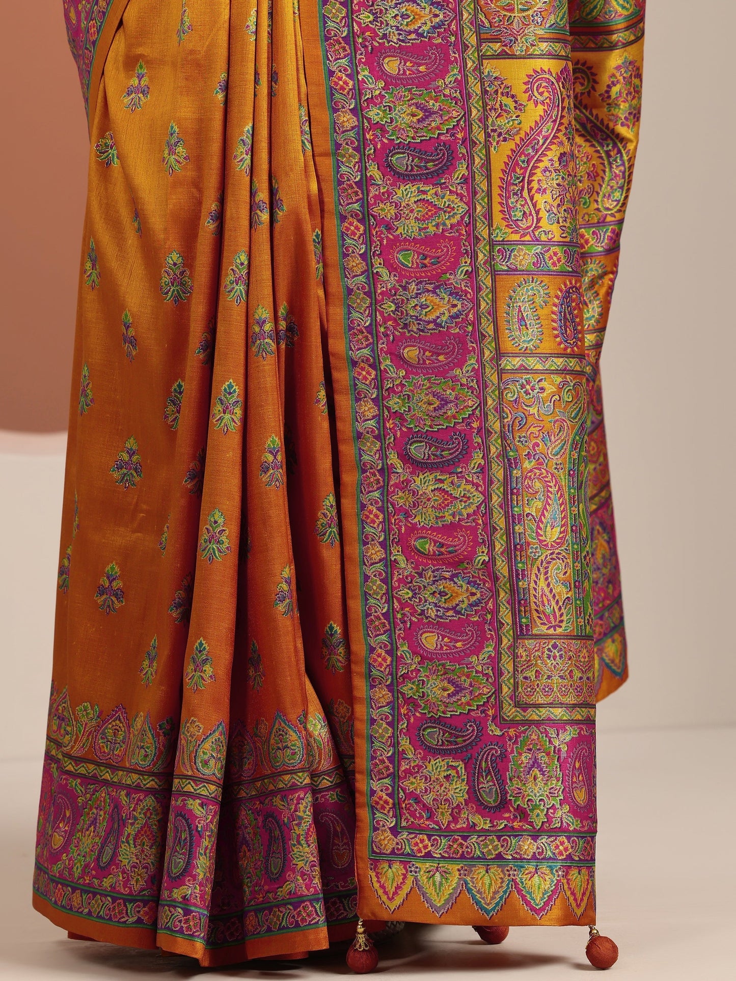 Mustard Printed Silk Blend Saree With Unstitched Blouse Piece