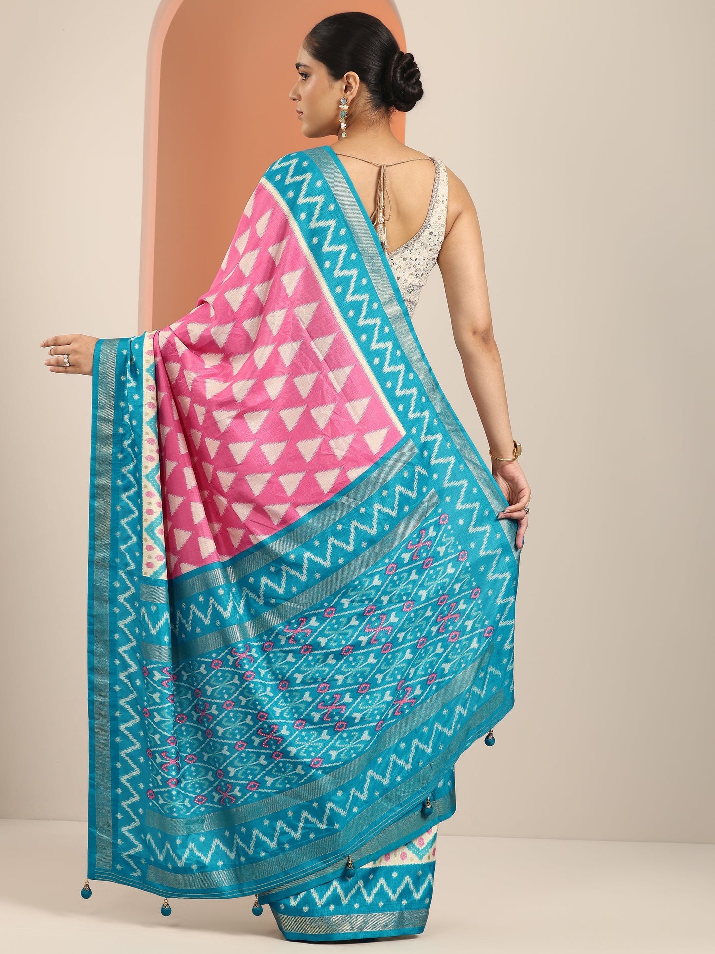 Pink Printed Silk Blend Saree With Unstitched Blouse Piece