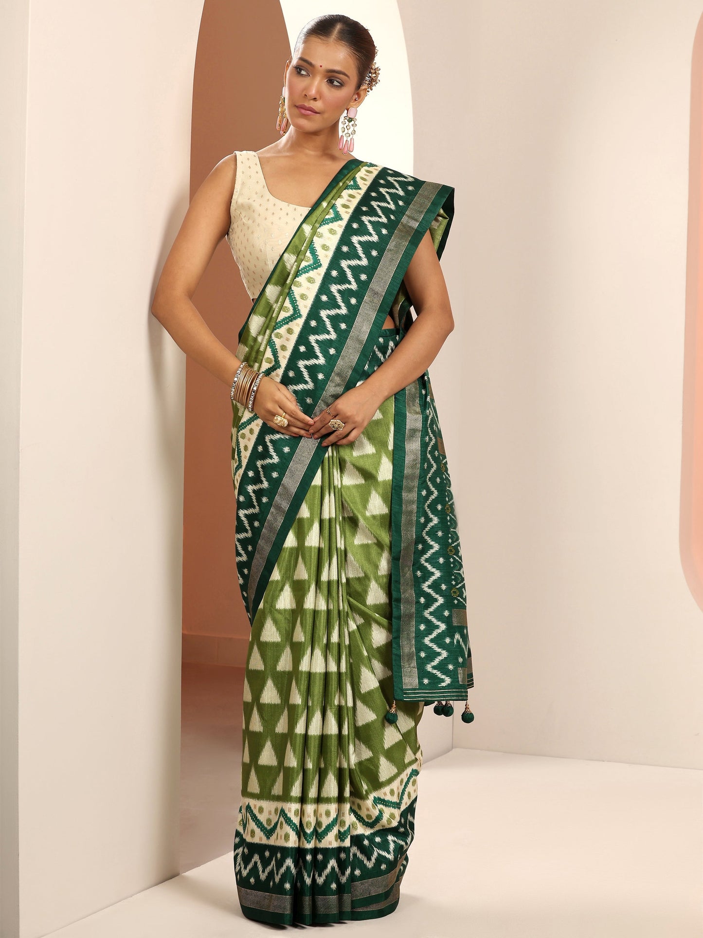 Green Printed Silk Blend Saree With Unstitched Blouse Piece