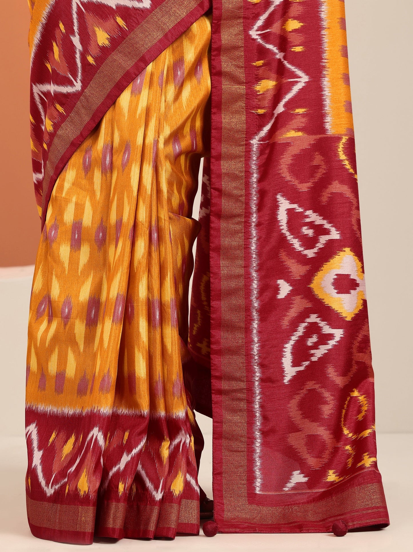 Orange Printed Silk Blend Saree With Unstitched Blouse Piece