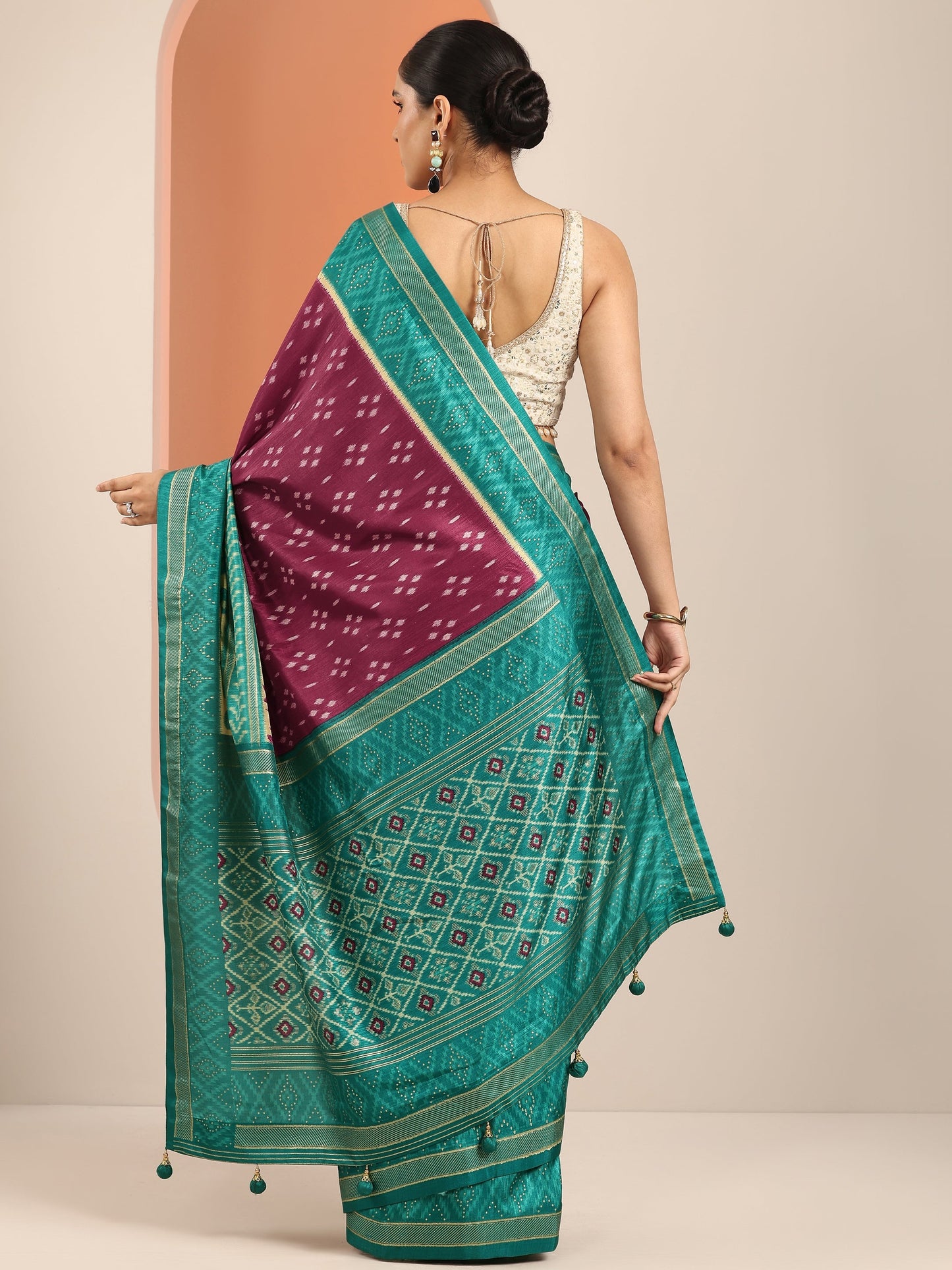 Maroon Printed Silk Blend Saree With Unstitched Blouse Piece