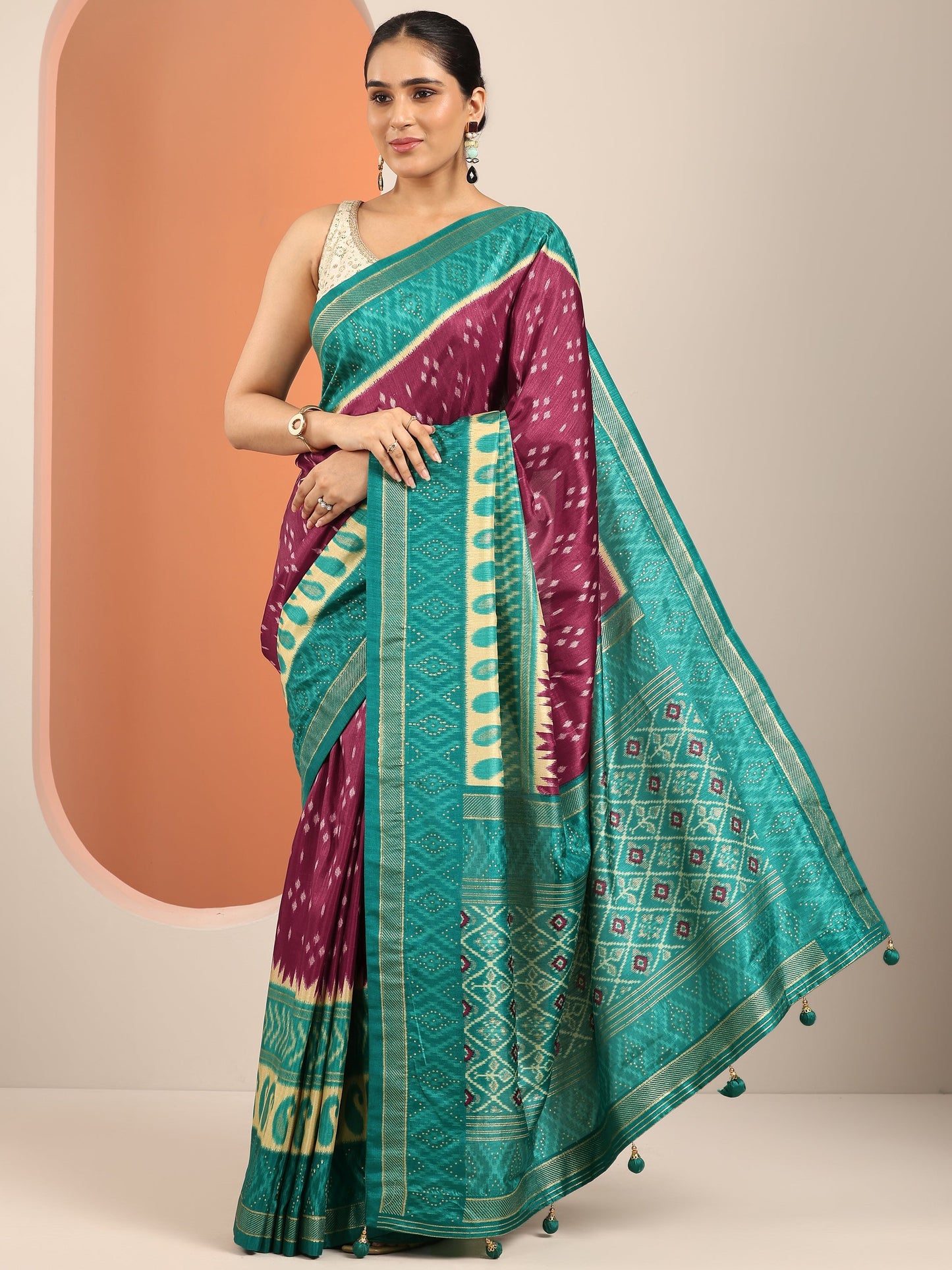 Maroon Printed Silk Blend Saree With Unstitched Blouse Piece