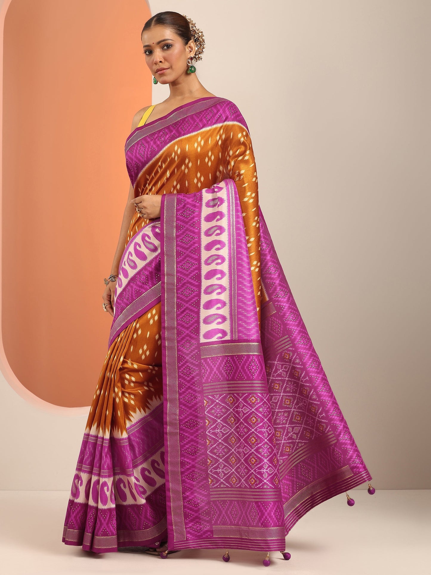 Mustard Printed Silk Blend Saree With Unstitched Blouse Piece