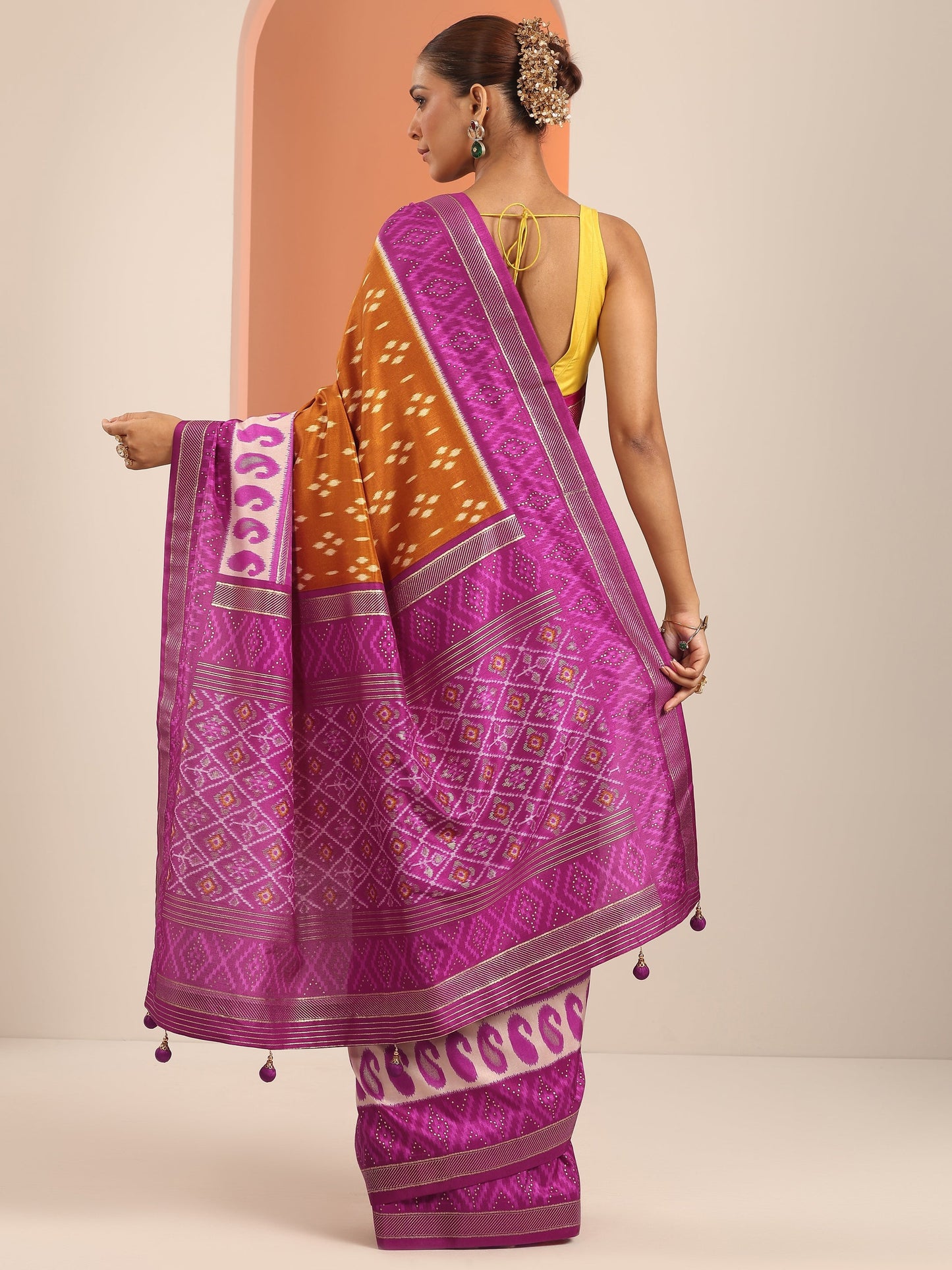 Mustard Printed Silk Blend Saree With Unstitched Blouse Piece