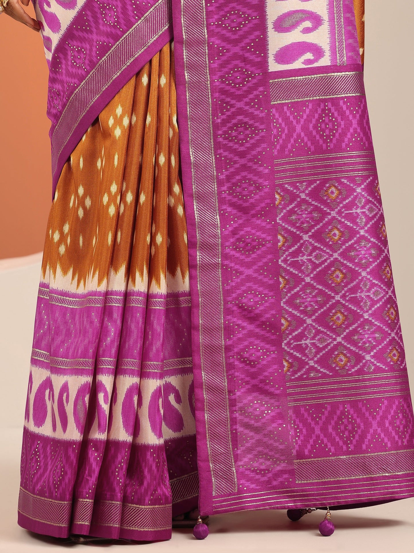 Mustard Printed Silk Blend Saree With Unstitched Blouse Piece