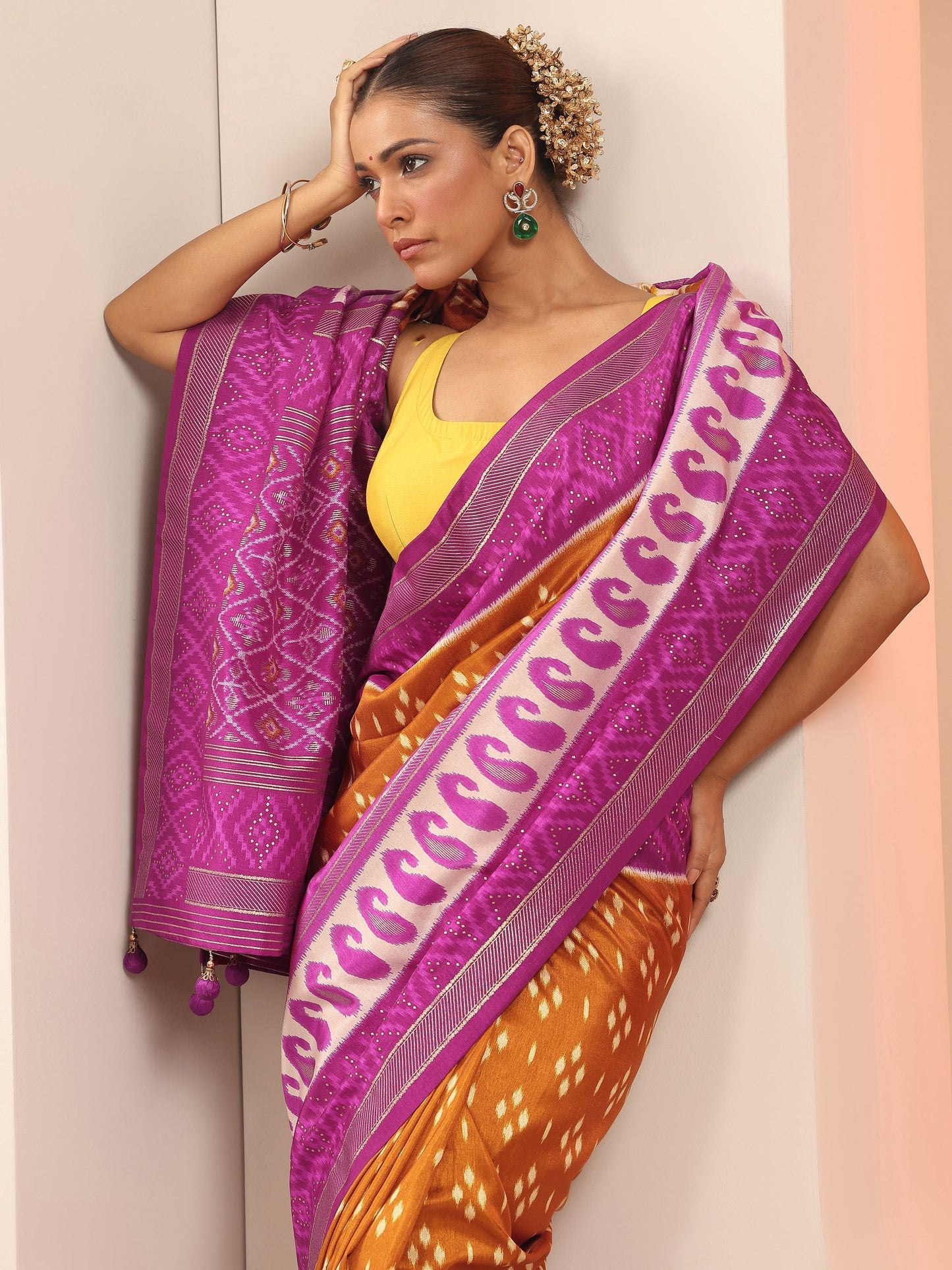 Mustard Printed Silk Blend Saree With Unstitched Blouse Piece
