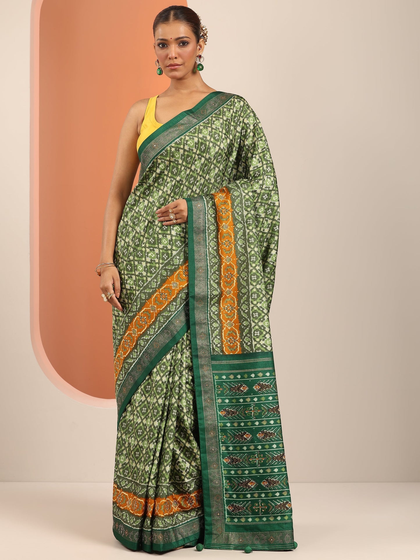 Green  Silk Blend Saree With Unstitched Blouse Piece