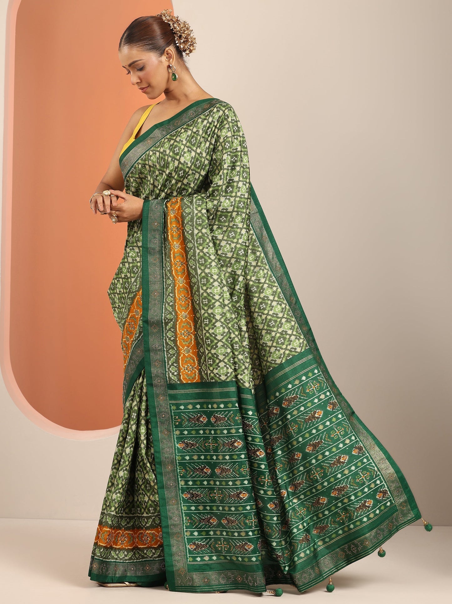 Green  Silk Blend Saree With Unstitched Blouse Piece