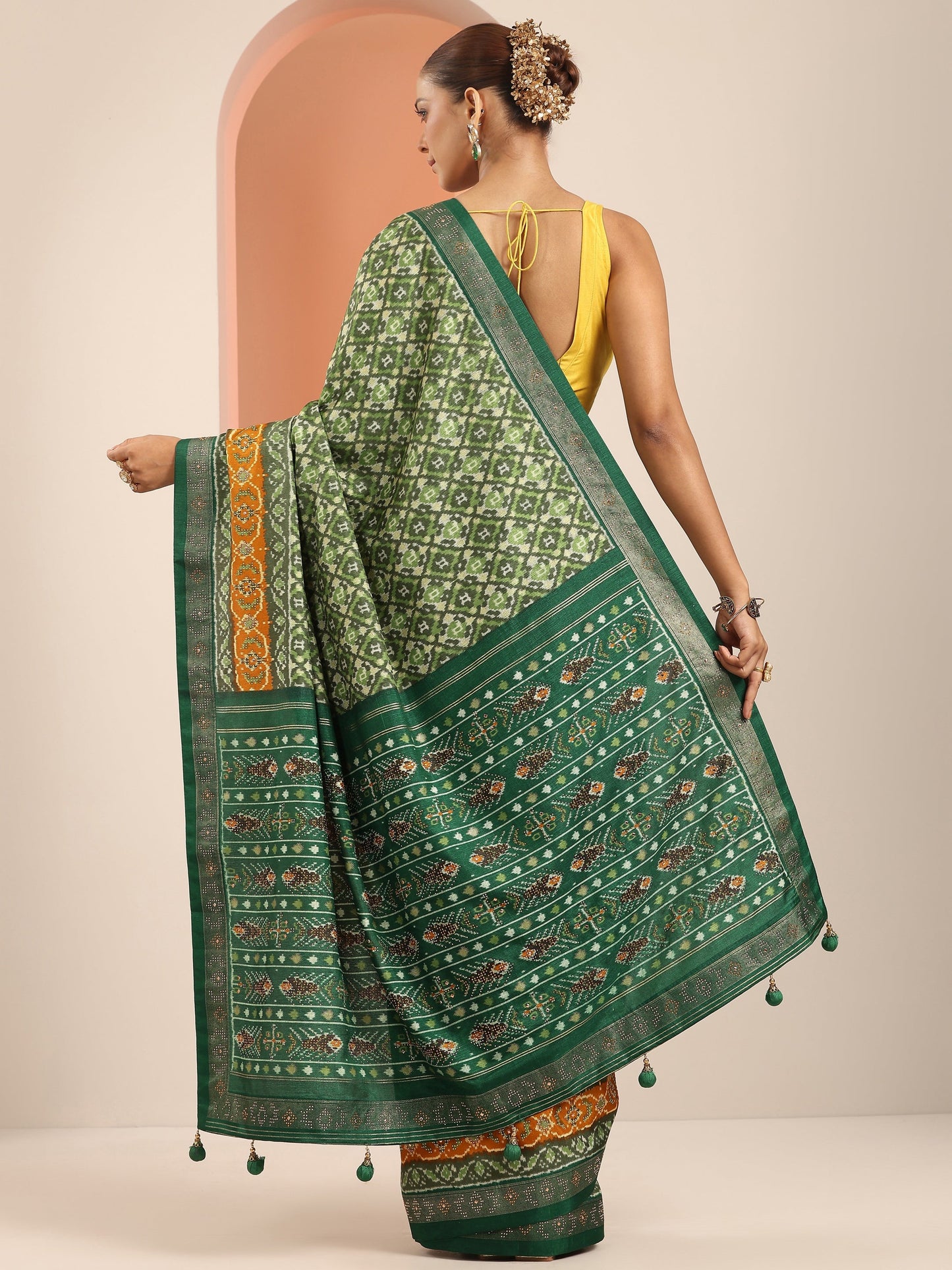 Green  Silk Blend Saree With Unstitched Blouse Piece
