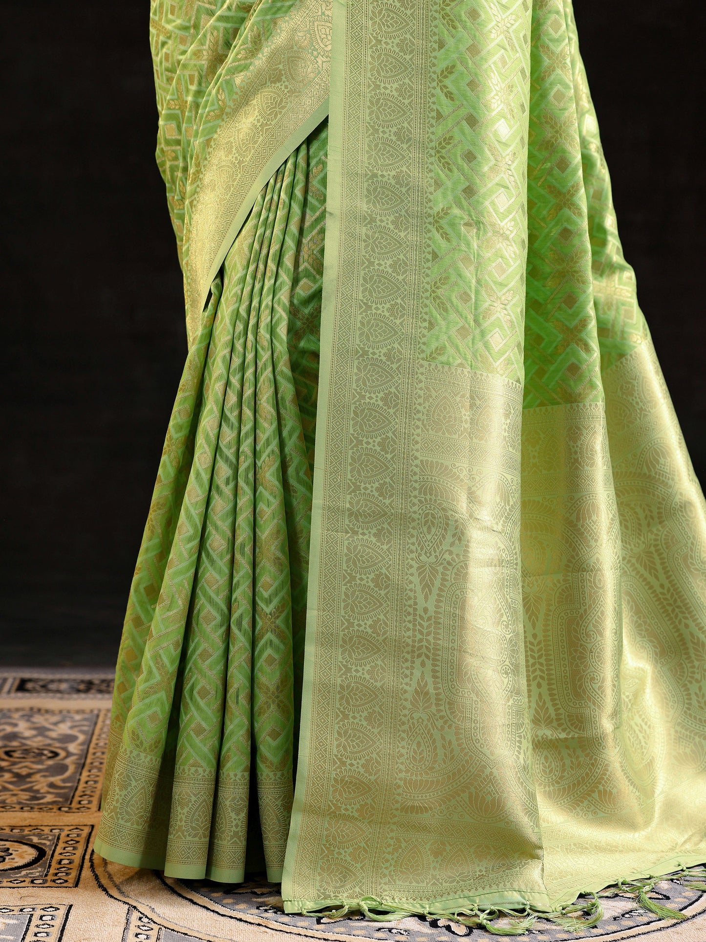 Green Woven Design Banarasi Silk Blend Saree With Unstitched Blouse Piece