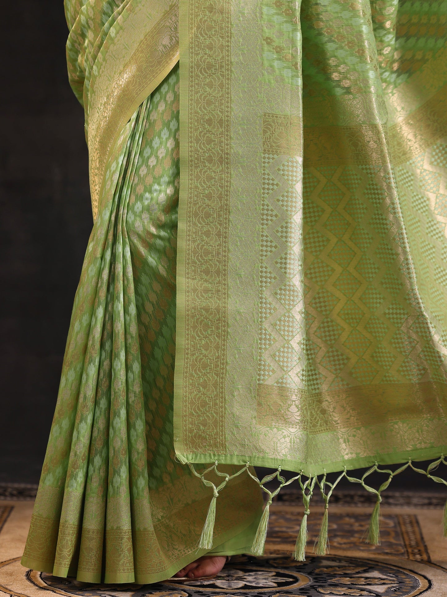 Green Woven Design Banarasi Silk Blend Saree With Unstitched Blouse Piece