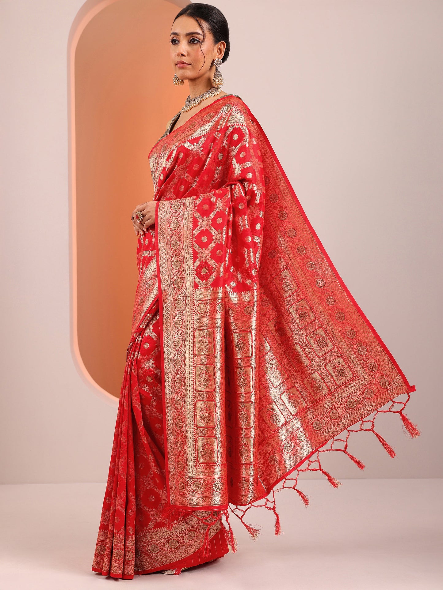 Red Woven Design Banarasi Silk Blend Saree With Unstitched Blouse Piece