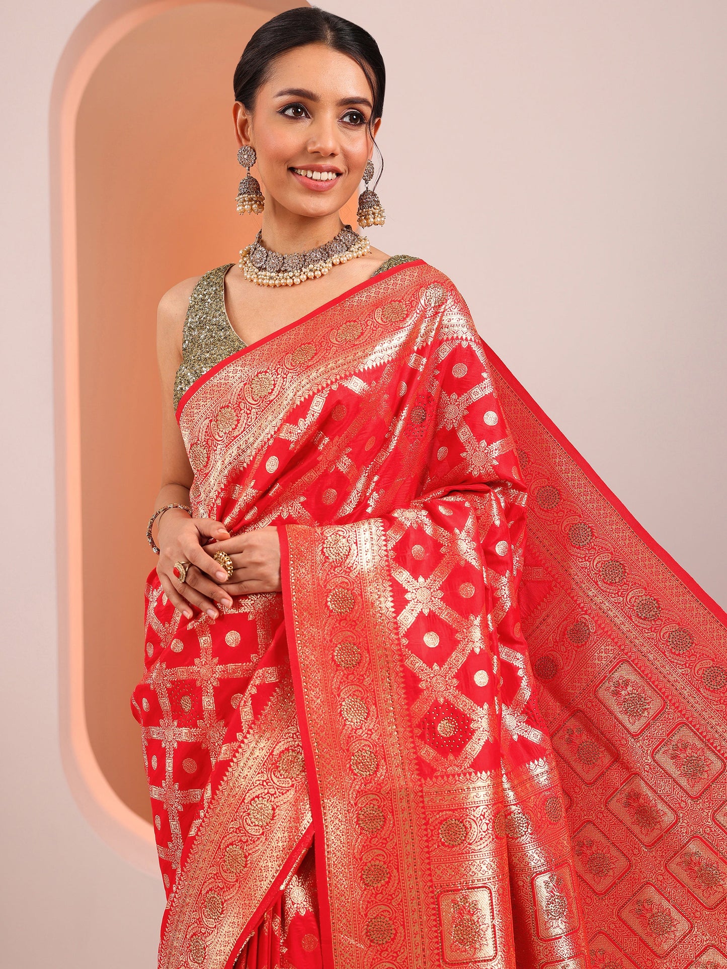 Red Woven Design Banarasi Silk Blend Saree With Unstitched Blouse Piece