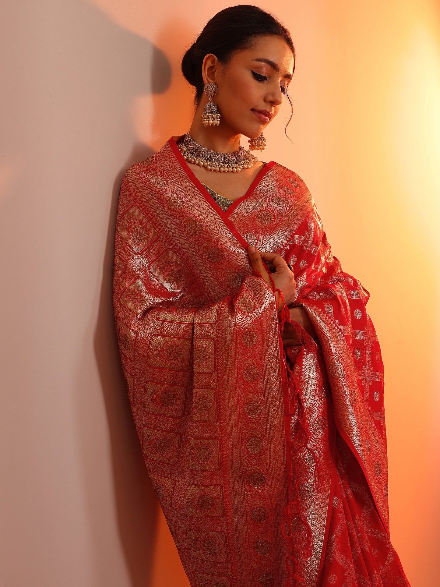 Red Woven Design Banarasi Silk Blend Saree With Unstitched Blouse Piece