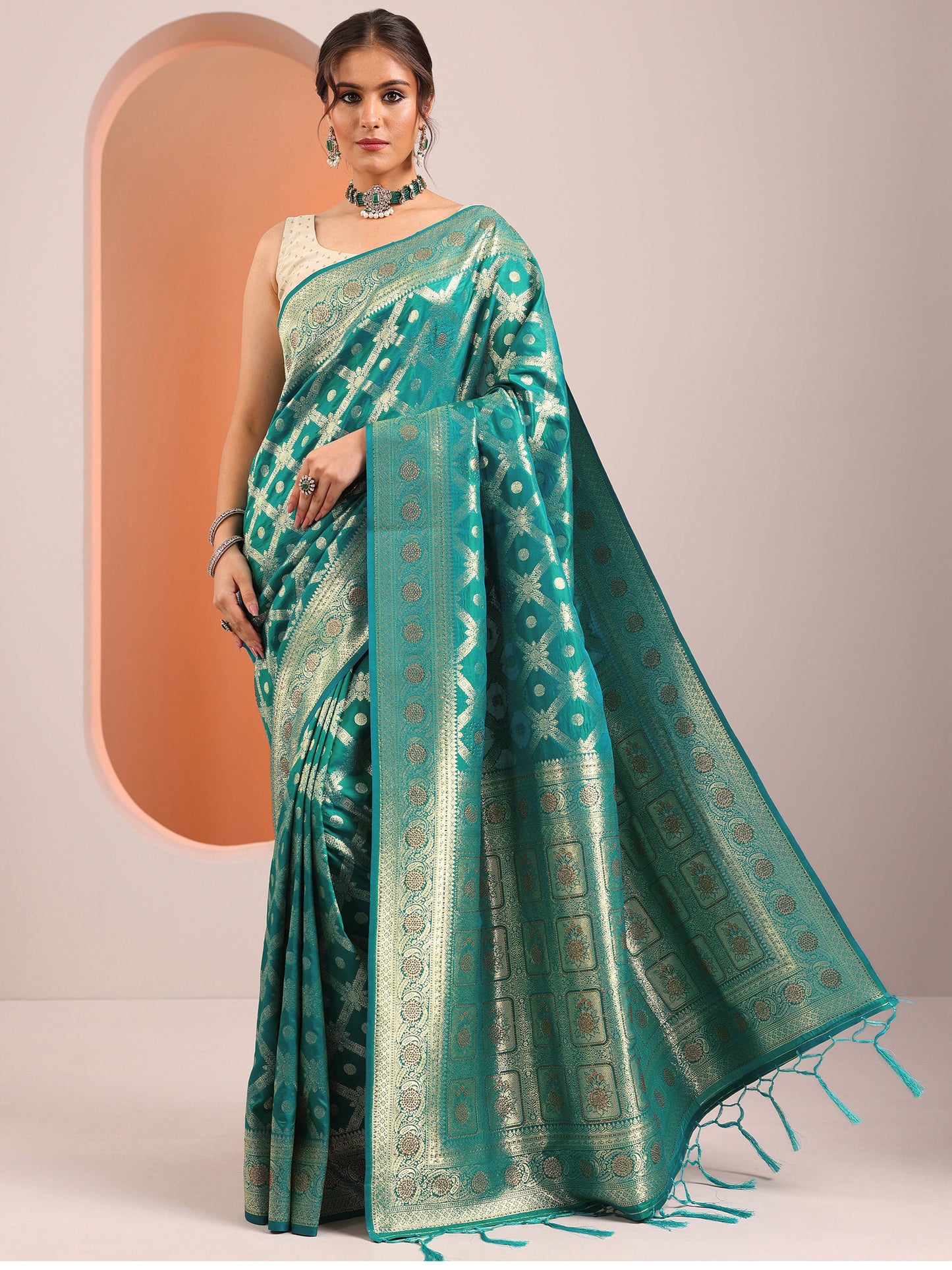 Green Woven Design Banarasi Silk Blend Saree With Unstitched Blouse Piece