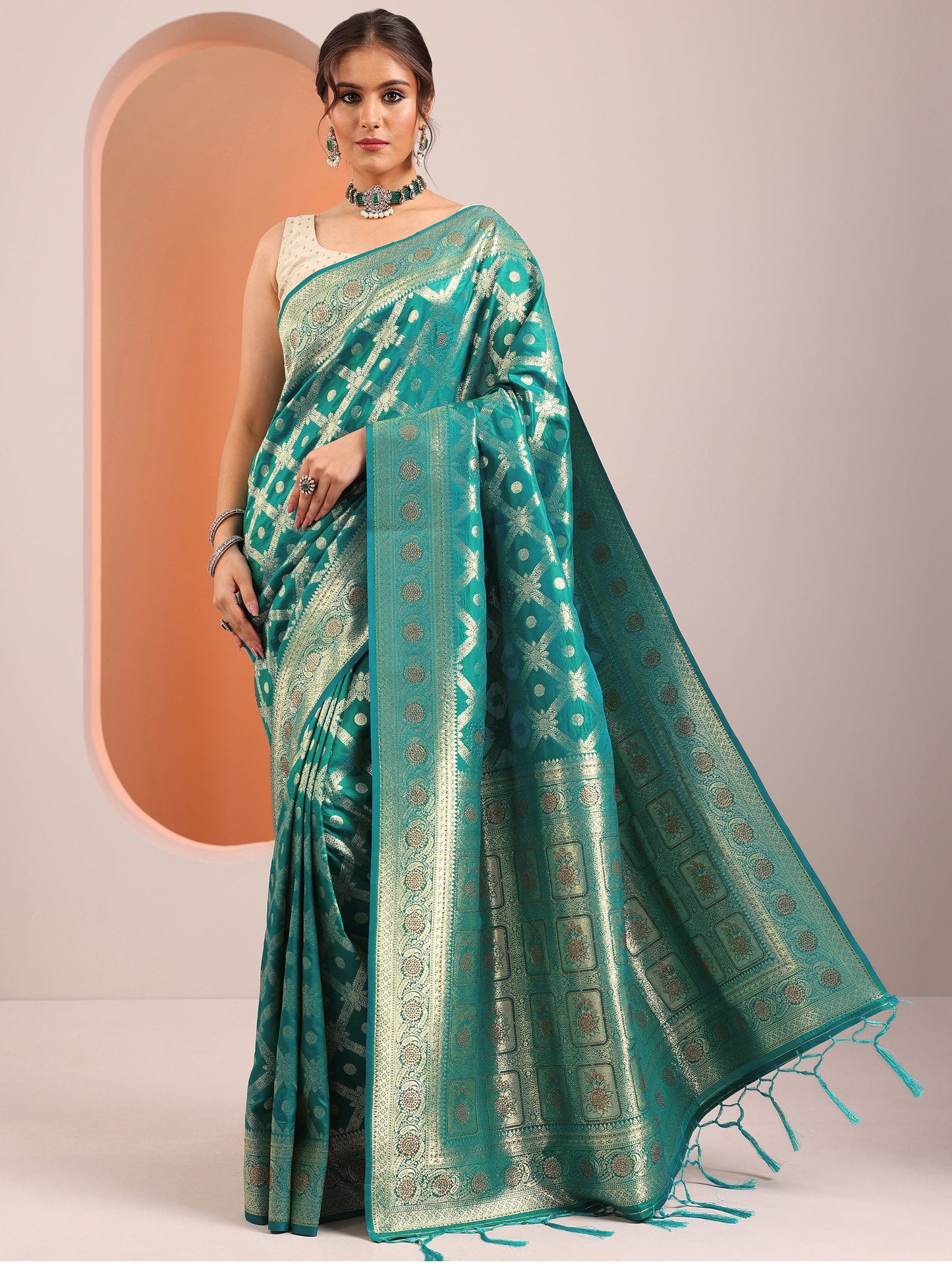 Green Woven Design Banarasi Silk Blend Saree With Unstitched Blouse Piece