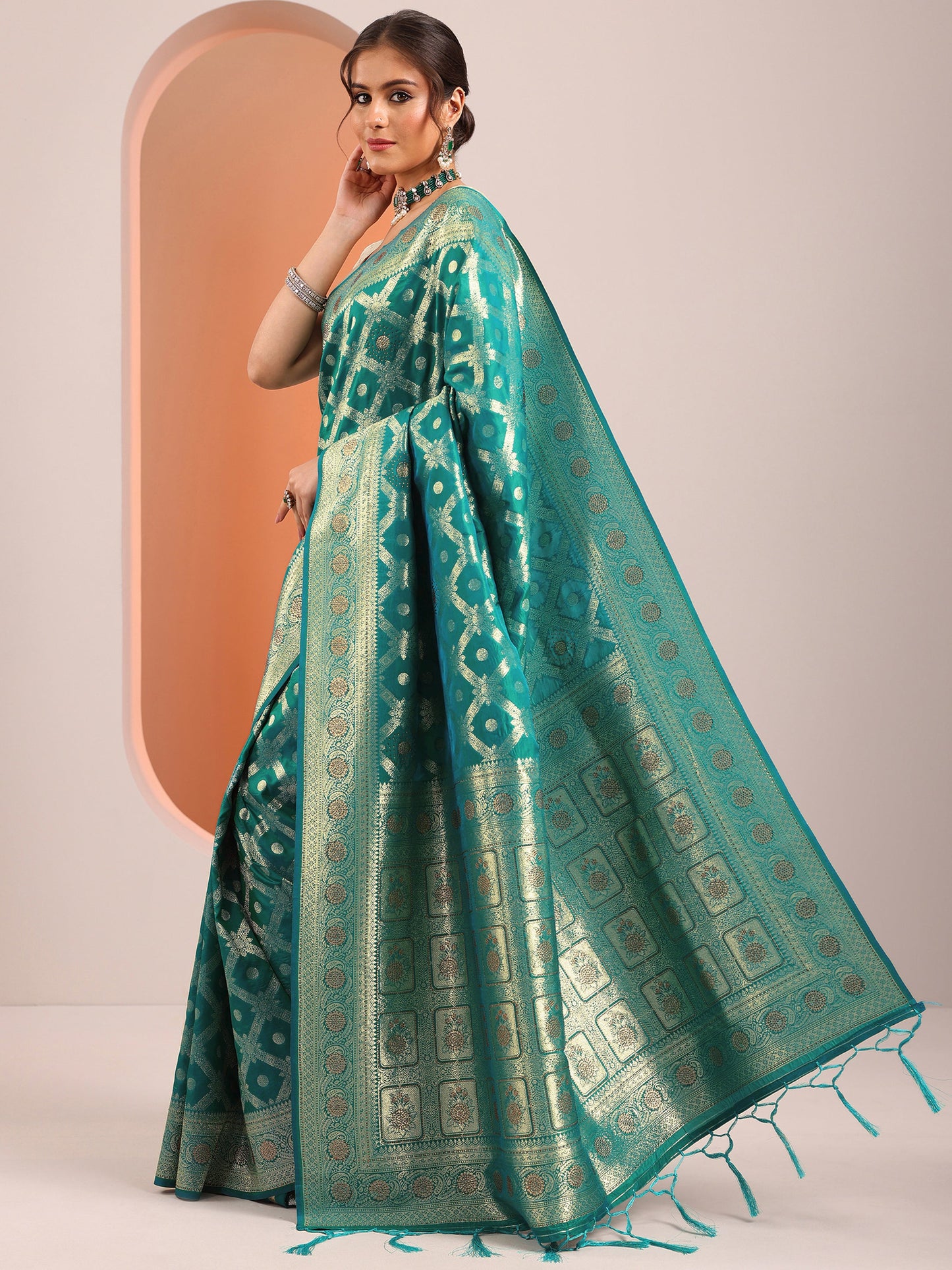 Green Woven Design Banarasi Silk Blend Saree With Unstitched Blouse Piece
