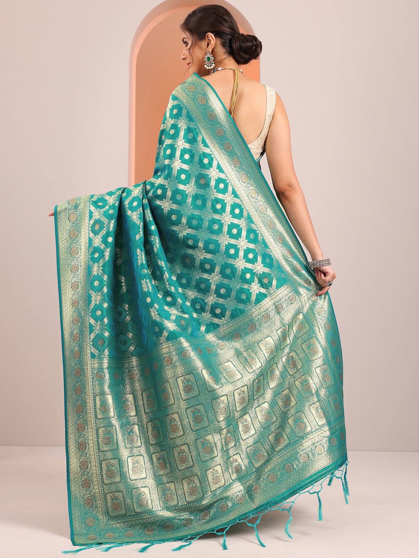 Green Woven Design Banarasi Silk Blend Saree With Unstitched Blouse Piece