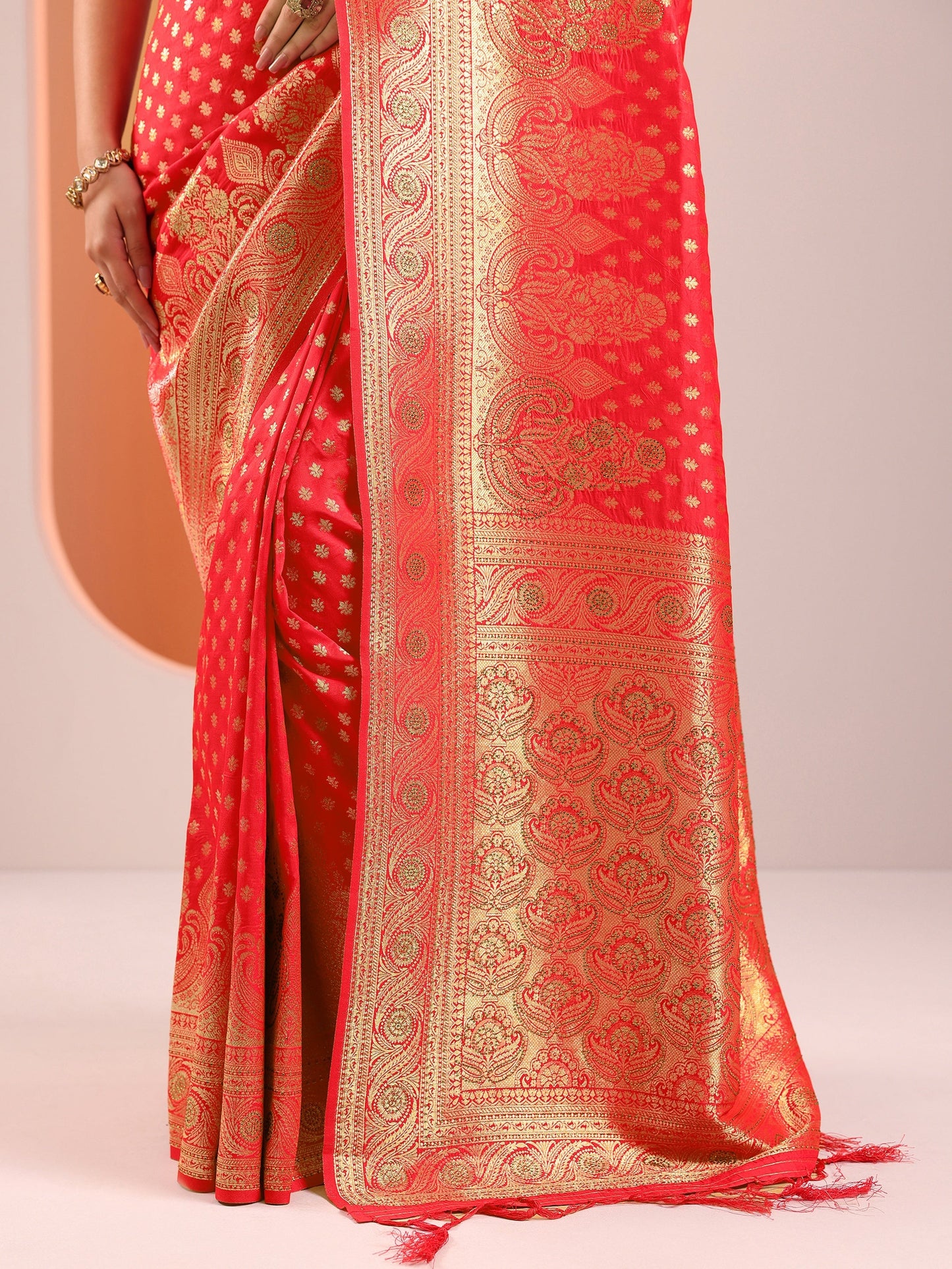 Red Woven Design Banarasi Silk Blend Saree With Unstitched Blouse Piece