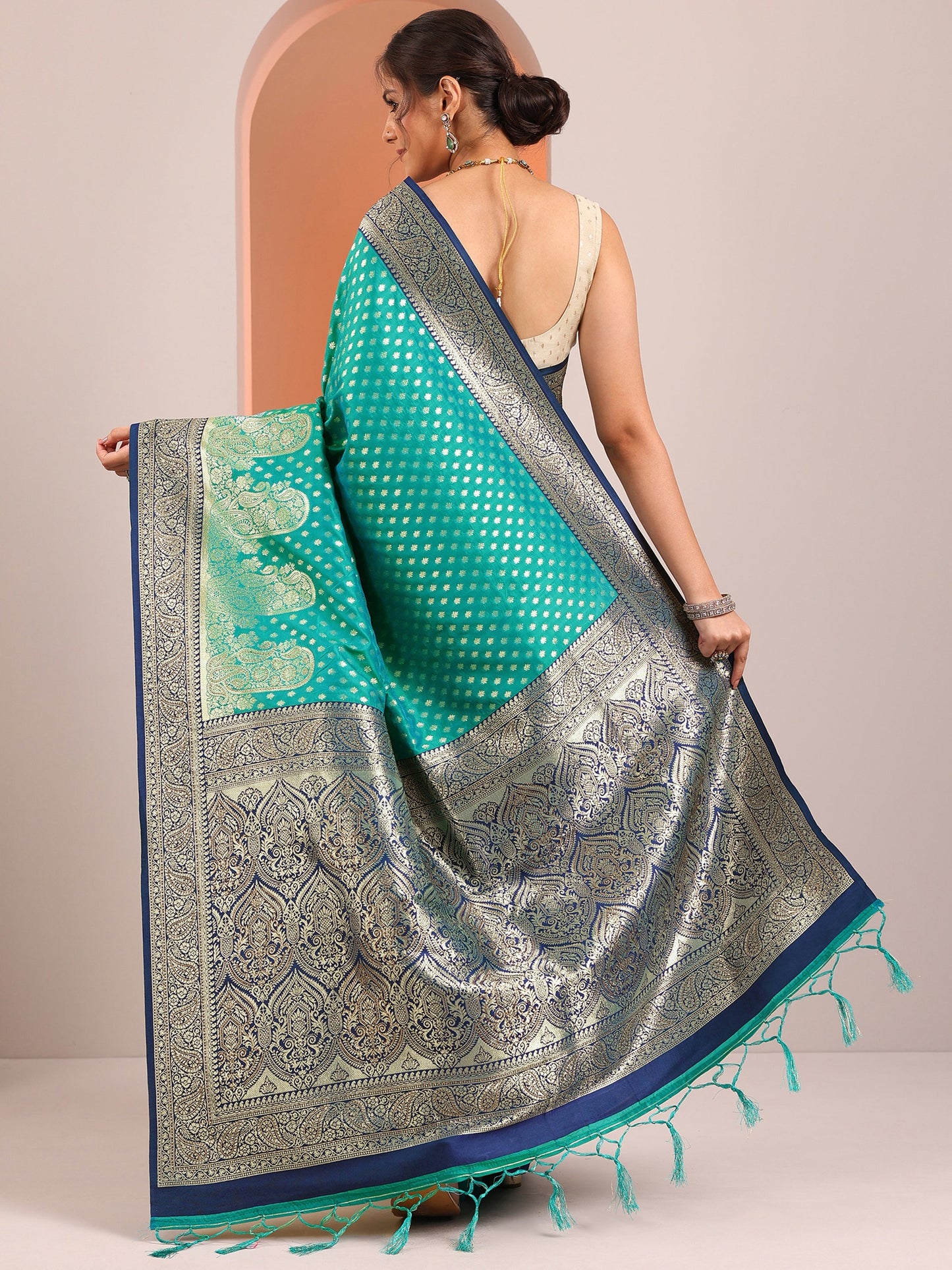 Green Woven Design Banarasi Silk Blend Saree With Unstitched Blouse Piece