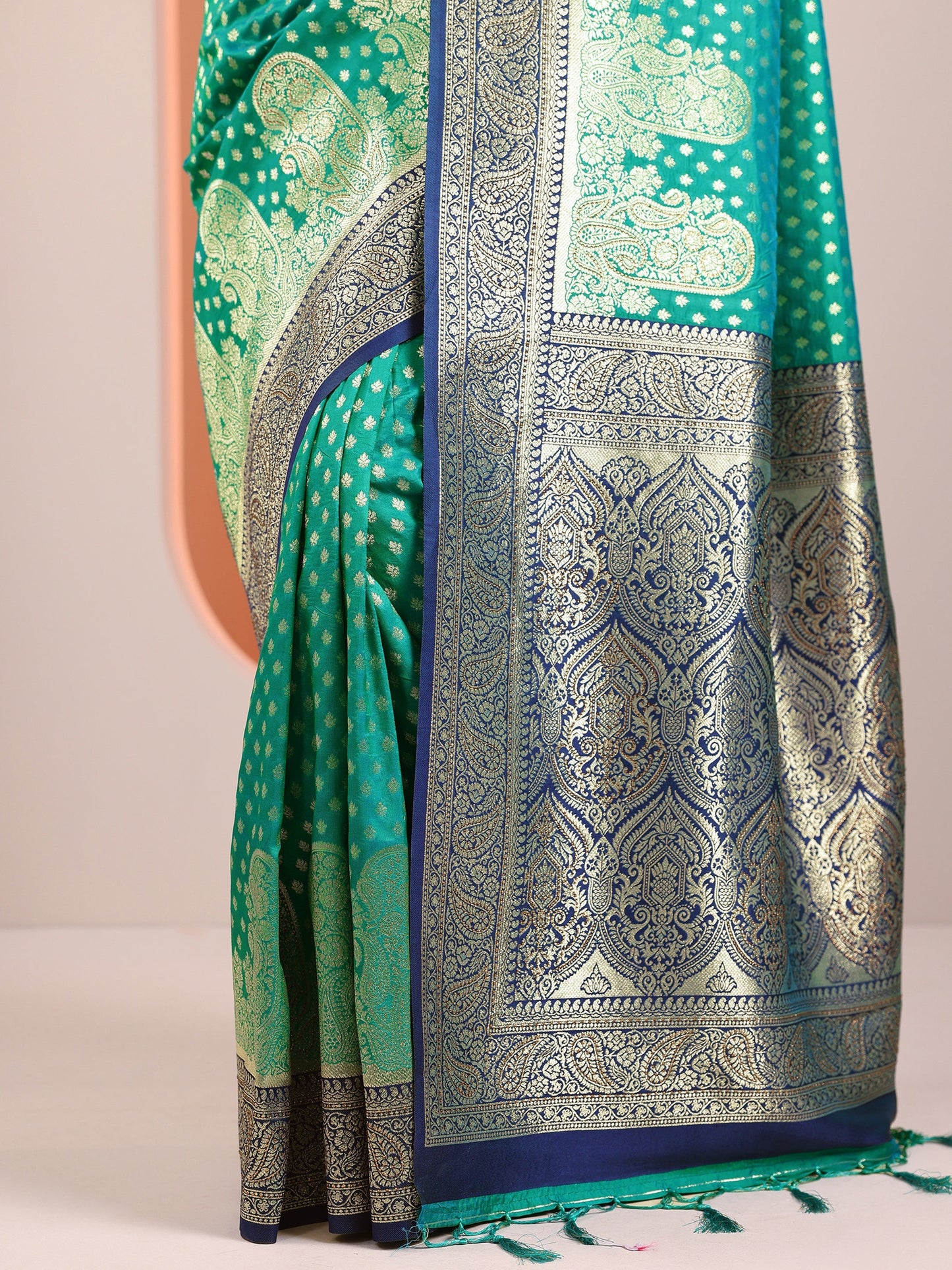Green Woven Design Banarasi Silk Blend Saree With Unstitched Blouse Piece