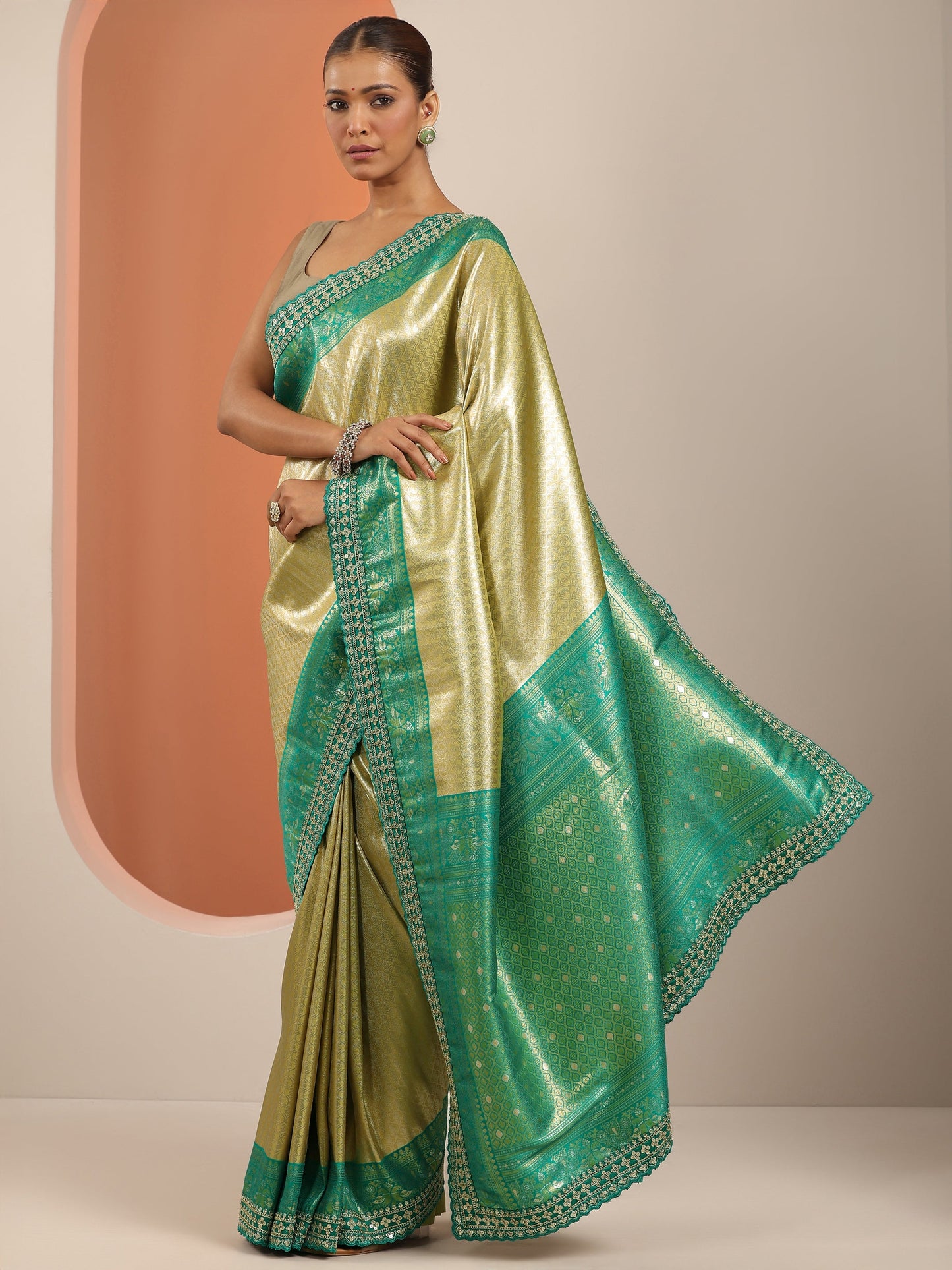 Green Woven Design Banarasi Silk Blend Saree With Unstitched Blouse Piece