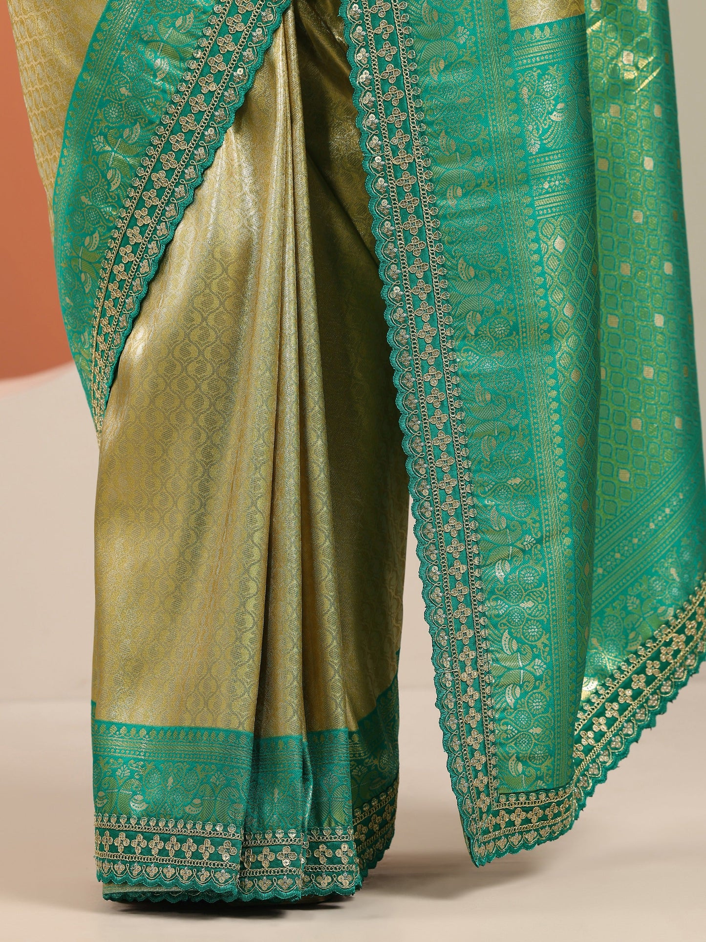 Green Woven Design Banarasi Silk Blend Saree With Unstitched Blouse Piece