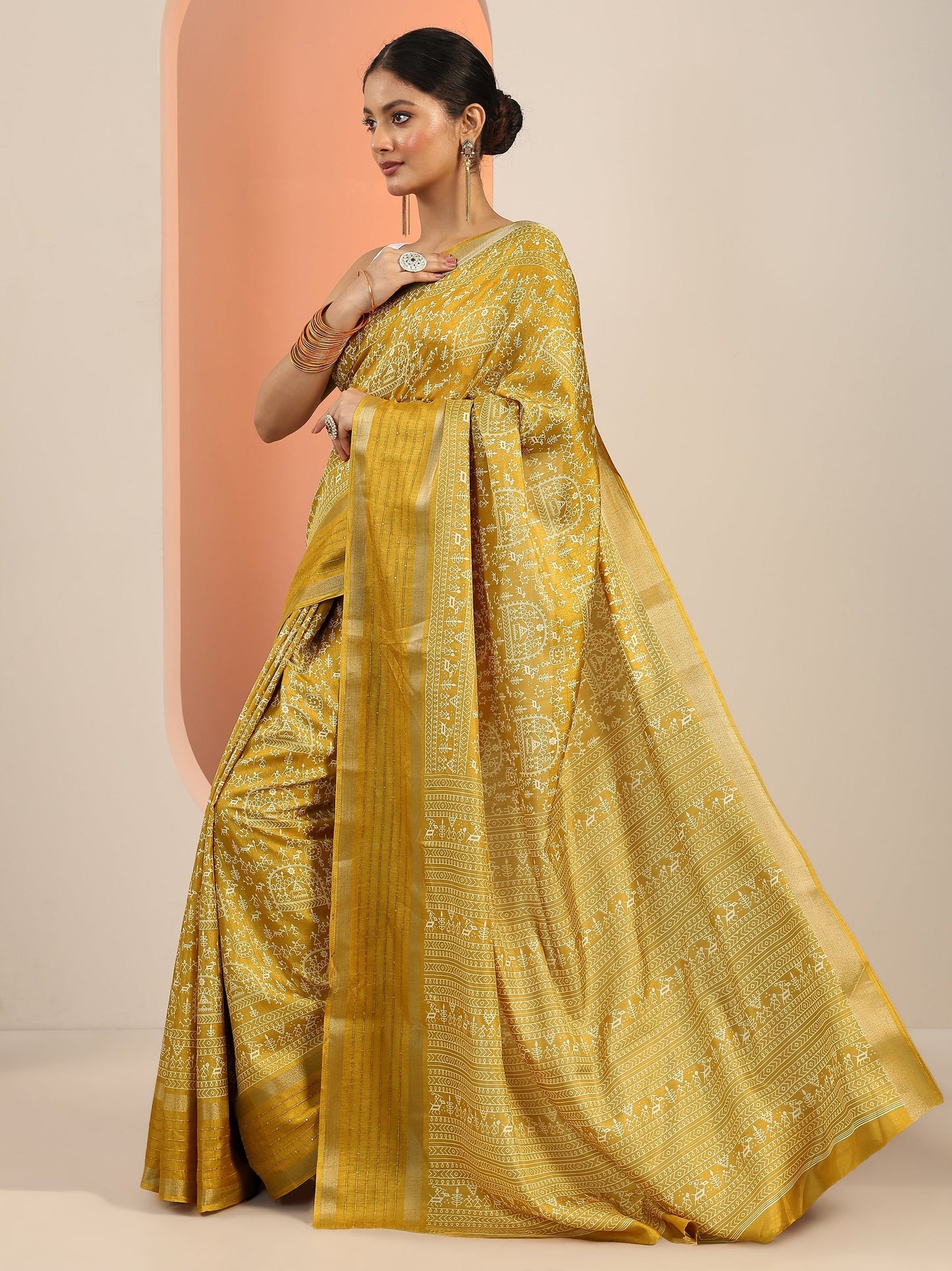Mustard Printed Silk Blend Saree With Unstitched Blouse Piece