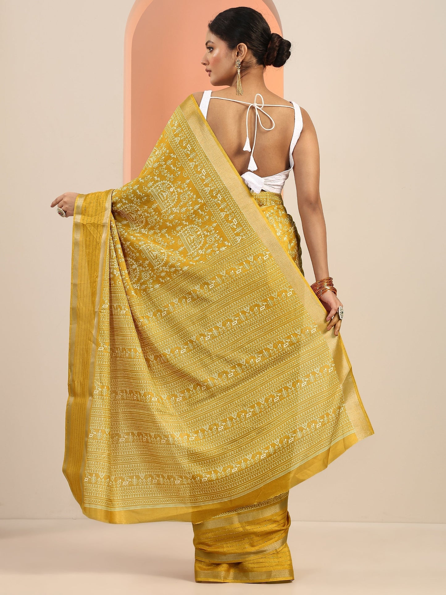 Mustard Printed Silk Blend Saree With Unstitched Blouse Piece