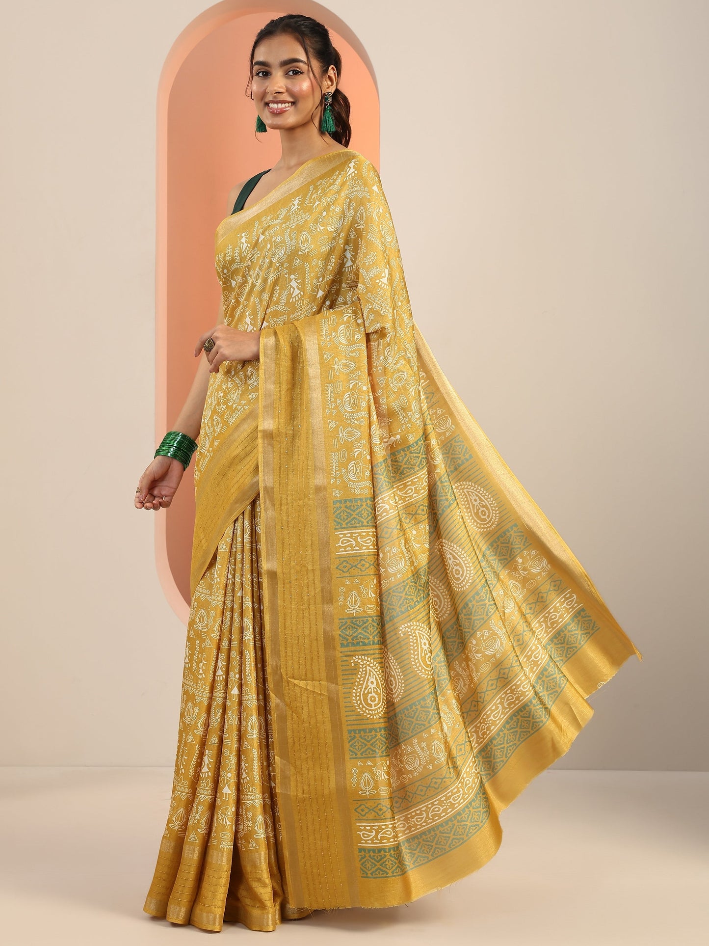 Mustard Printed Silk Blend Saree With Unstitched Blouse Piece